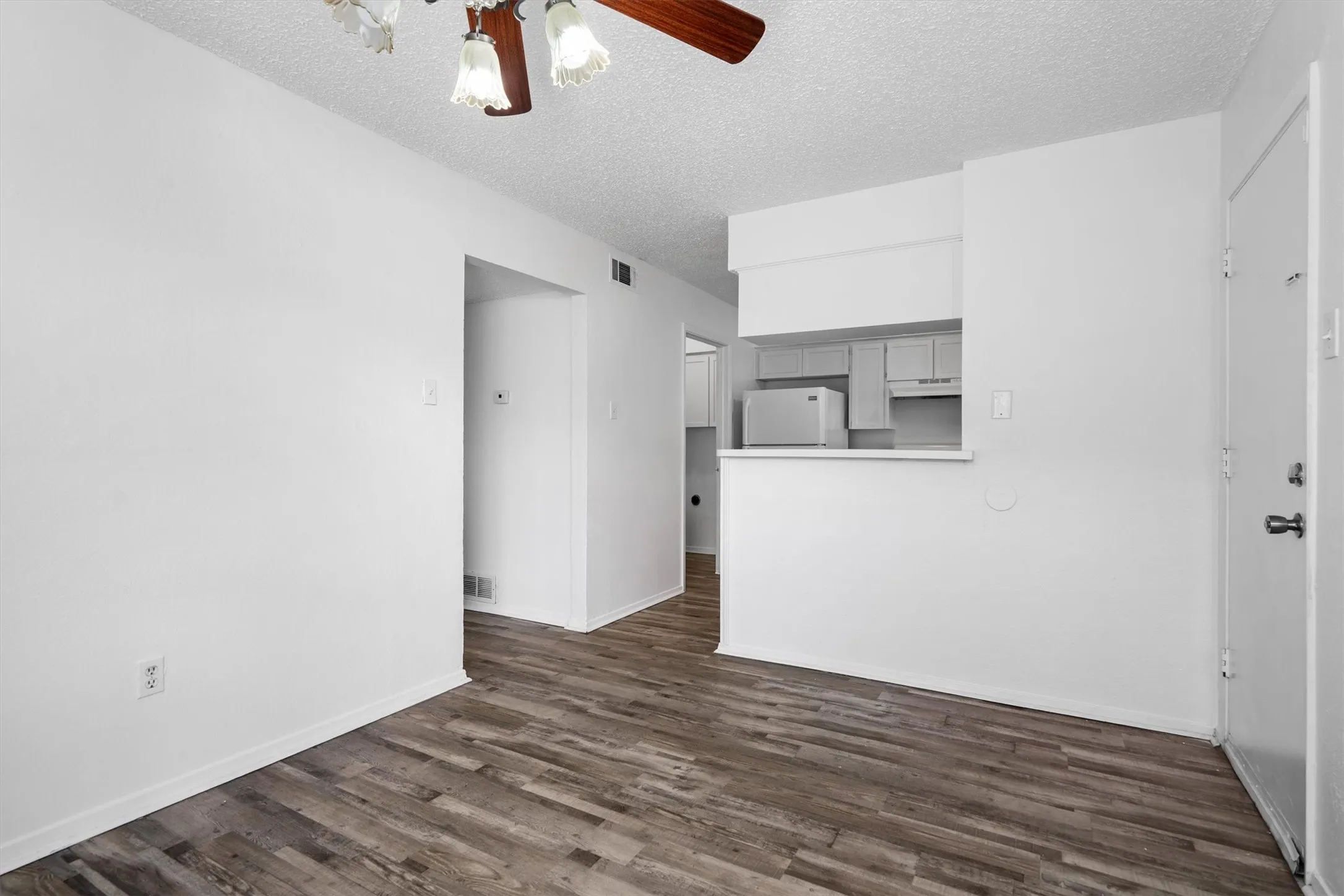 Duplex For Rent in Tarrant County , 2205 Chase Court 5, Dalworthington Gardens, Texas 76013, 3 Bedroom, 3 Bathroom, Garage spaces, 1,530 Sqft, built in 1980, mls#21364747, Real Estate Agent in Dalworthington Gardens, Homes For Rent in Tarrant county, Homes For Rent in Dalworthington Gardens, Realtor in Dalworthington Gardens Texas, Real Estate Brokerage Independent Realty Texas, Luminita Cordes Realtor