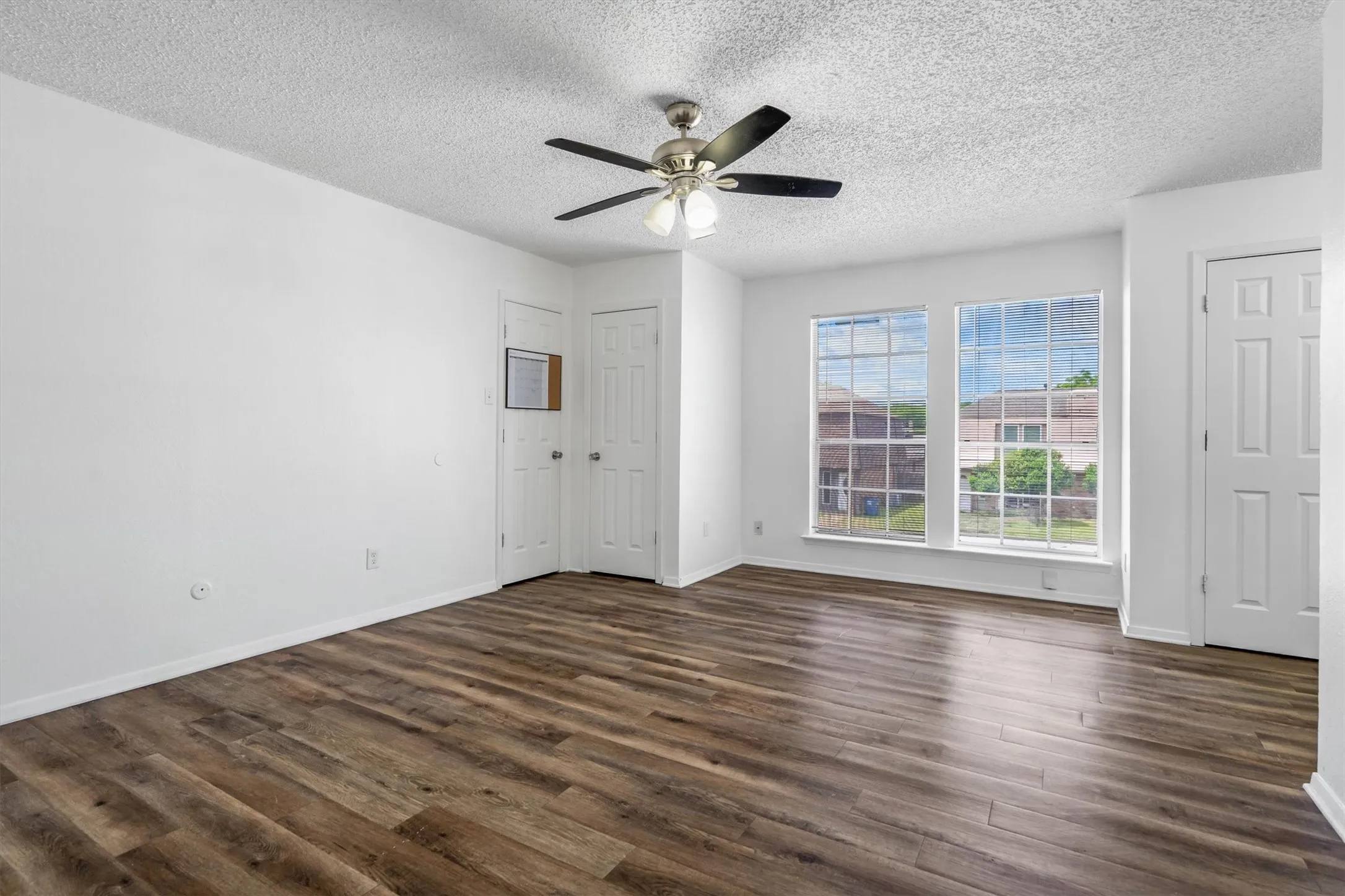 Duplex For Rent in Tarrant County , 2205 Chase Court 5, Dalworthington Gardens, Texas 76013, 3 Bedroom, 3 Bathroom, Garage spaces, 1,530 Sqft, built in 1980, mls#21364747, Real Estate Agent in Dalworthington Gardens, Homes For Rent in Tarrant county, Homes For Rent in Dalworthington Gardens, Realtor in Dalworthington Gardens Texas, Real Estate Brokerage Independent Realty Texas, Luminita Cordes Realtor