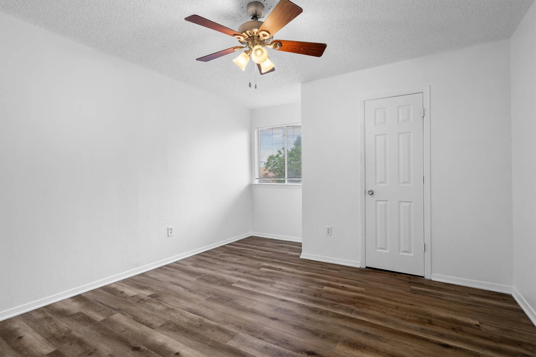 Duplex For Rent in Tarrant County , 2205 Chase Court 5, Dalworthington Gardens, Texas 76013, 3 Bedroom, 3 Bathroom, Garage spaces, 1,530 Sqft, built in 1980, mls#21364747, Real Estate Agent in Dalworthington Gardens, Homes For Rent in Tarrant county, Homes For Rent in Dalworthington Gardens, Realtor in Dalworthington Gardens Texas, Real Estate Brokerage Independent Realty Texas, Luminita Cordes Realtor