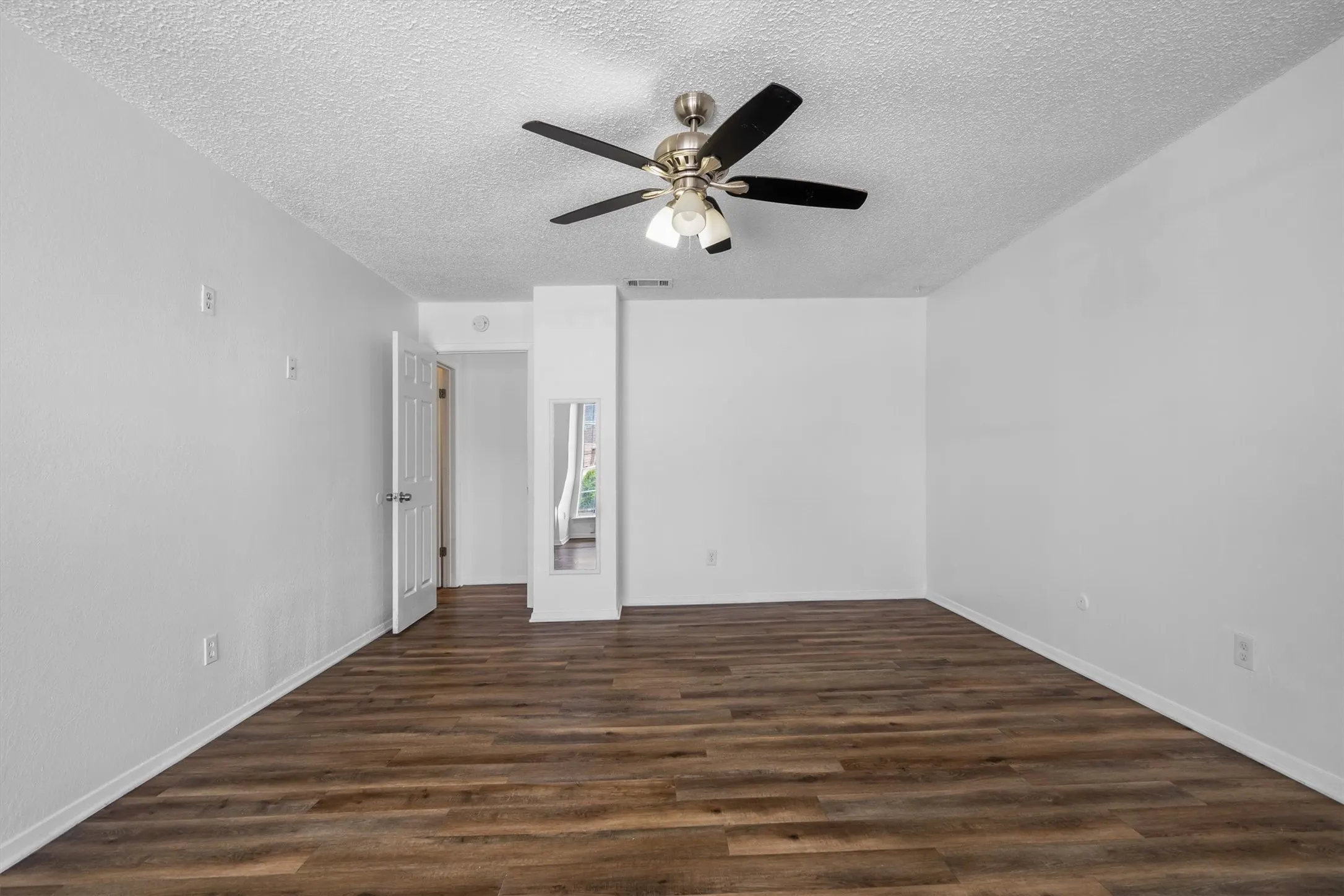 Duplex For Rent in Tarrant County , 2205 Chase Court 5, Dalworthington Gardens, Texas 76013, 3 Bedroom, 3 Bathroom, Garage spaces, 1,530 Sqft, built in 1980, mls#21364747, Real Estate Agent in Dalworthington Gardens, Homes For Rent in Tarrant county, Homes For Rent in Dalworthington Gardens, Realtor in Dalworthington Gardens Texas, Real Estate Brokerage Independent Realty Texas, Luminita Cordes Realtor