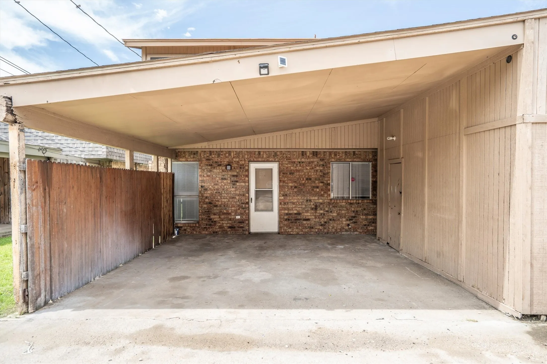 Duplex For Rent in Tarrant County , 2205 Chase Court 5, Dalworthington Gardens, Texas 76013, 3 Bedroom, 3 Bathroom, Garage spaces, 1,530 Sqft, built in 1980, mls#21364747, Real Estate Agent in Dalworthington Gardens, Homes For Rent in Tarrant county, Homes For Rent in Dalworthington Gardens, Realtor in Dalworthington Gardens Texas, Real Estate Brokerage Independent Realty Texas, Luminita Cordes Realtor