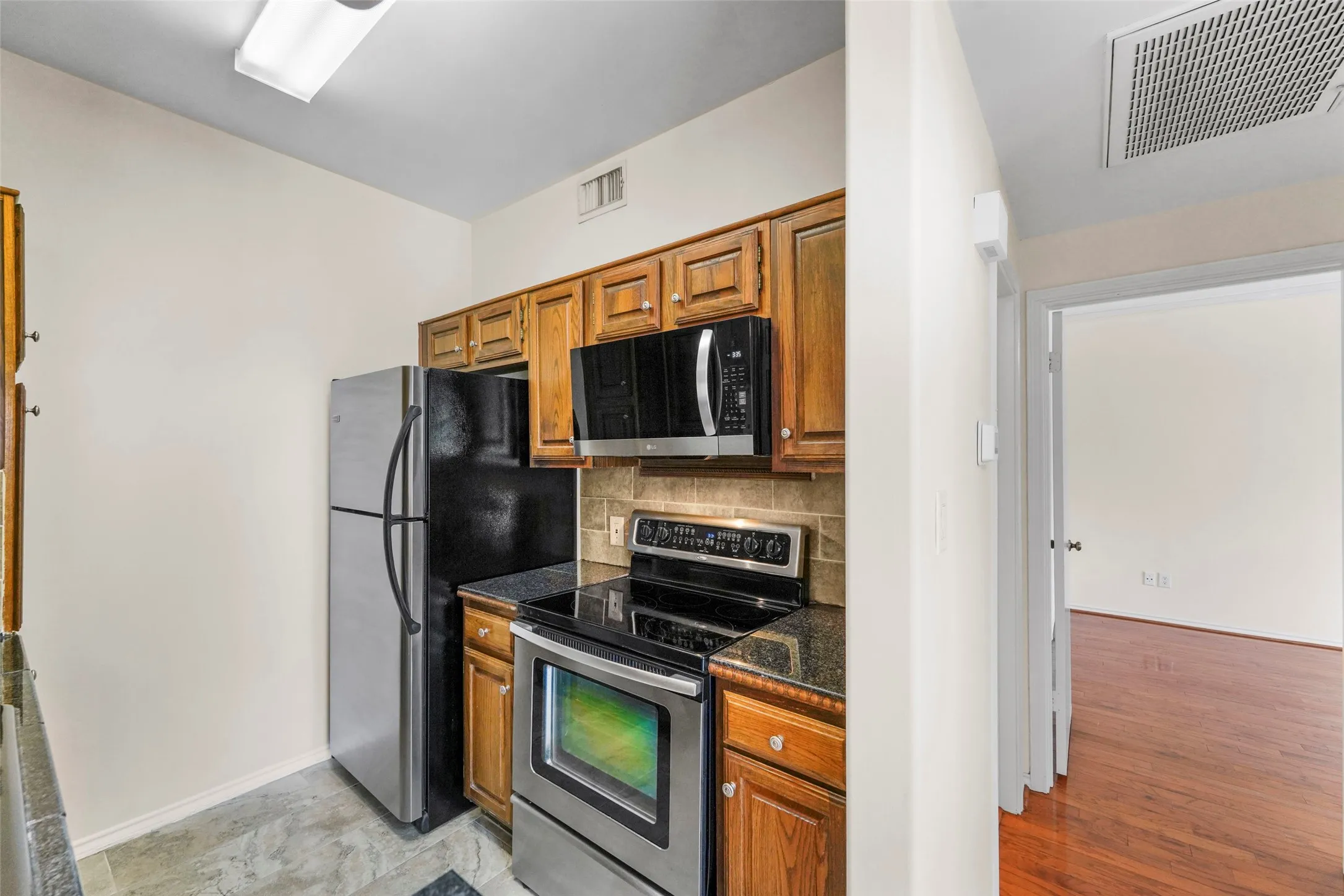 Condominium For Sale in Dallas County , 5619 Preston Oaks Road 505, Dallas, Texas 75254, 1 Bedroom, 1 Bathroom, 1 Garage spaces, 710 Sqft, built in 1983, mls#21362277, Real Estate Agent in Dallas, Homes For Sale in Dallas county, Homes For Sale in Dallas, Realtor in Dallas Texas, Real Estate Brokerage Independent Realty Texas, Luminita Cordes Realtor
