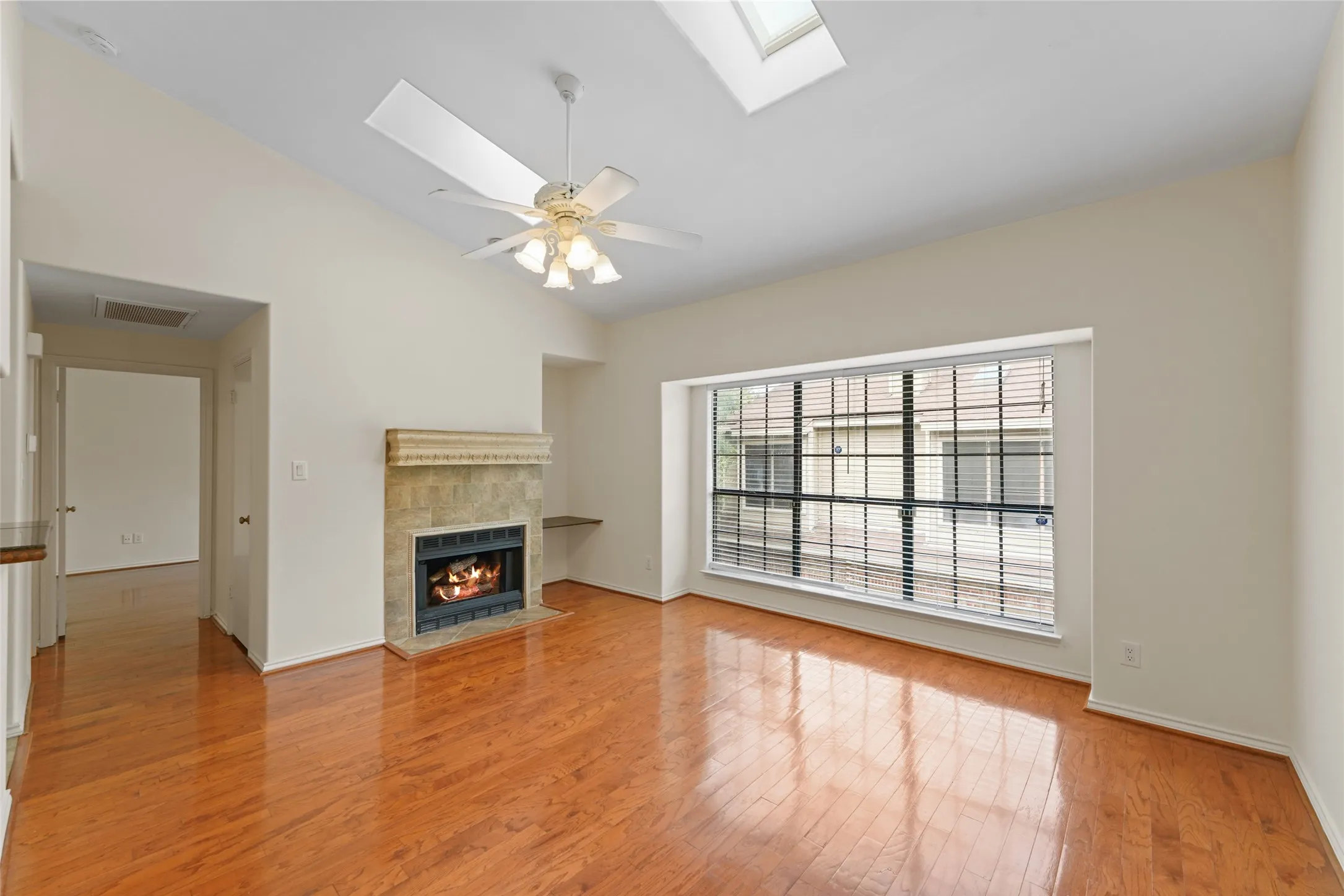 Condominium For Sale in Dallas County , 5619 Preston Oaks Road 505, Dallas, Texas 75254, 1 Bedroom, 1 Bathroom, 1 Garage spaces, 710 Sqft, built in 1983, mls#21362277, Real Estate Agent in Dallas, Homes For Sale in Dallas county, Homes For Sale in Dallas, Realtor in Dallas Texas, Real Estate Brokerage Independent Realty Texas, Luminita Cordes Realtor