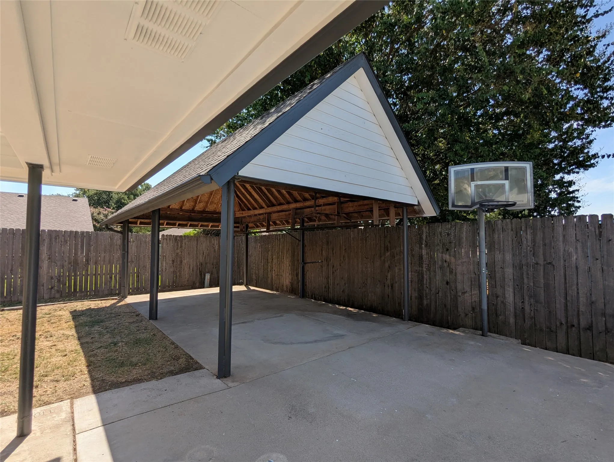 Single Family Residence For Sale in Tarrant County , 2916 Woodbridge Drive, Bedford, Texas 76021, 3 Bedroom, 2 Bathroom, 2 Garage spaces, 1,788 Sqft, built in 1980, mls#21361108, Real Estate Agent in Bedford, Homes For Sale in Tarrant county, Homes For Sale in Bedford, Realtor in Bedford Texas, Real Estate Brokerage Independent Realty Texas, Luminita Cordes Realtor