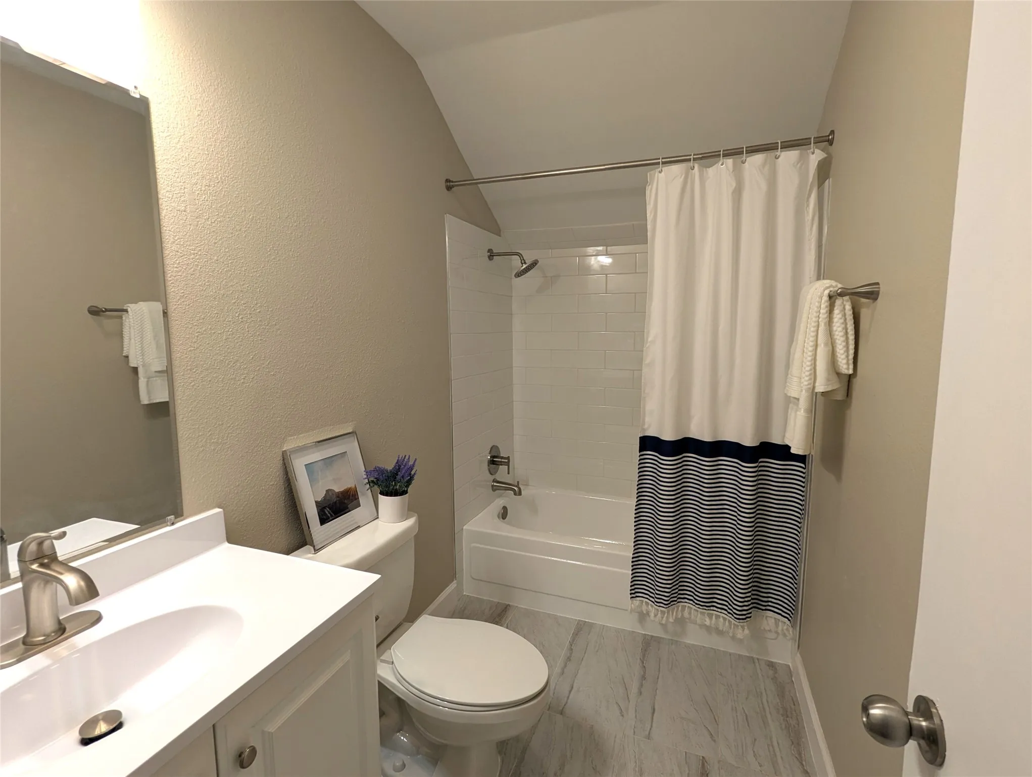 Single Family Residence For Sale in Tarrant County , 2916 Woodbridge Drive, Bedford, Texas 76021, 3 Bedroom, 2 Bathroom, 2 Garage spaces, 1,788 Sqft, built in 1980, mls#21361108, Real Estate Agent in Bedford, Homes For Sale in Tarrant county, Homes For Sale in Bedford, Realtor in Bedford Texas, Real Estate Brokerage Independent Realty Texas, Luminita Cordes Realtor