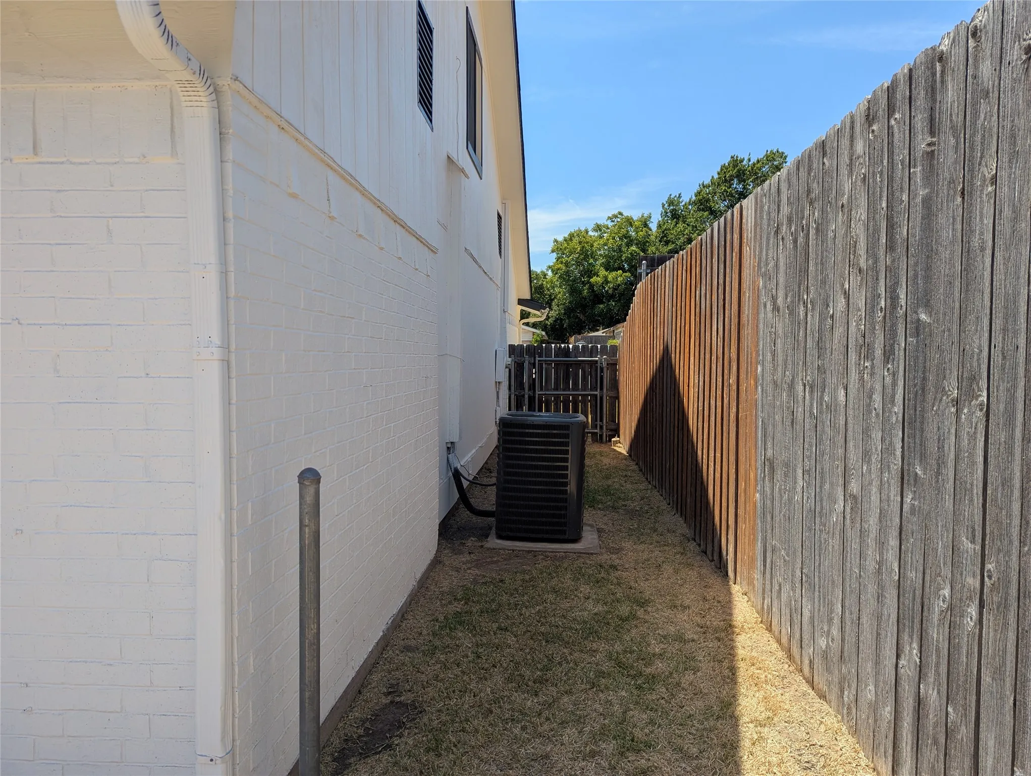 Single Family Residence For Sale in Tarrant County , 2916 Woodbridge Drive, Bedford, Texas 76021, 3 Bedroom, 2 Bathroom, 2 Garage spaces, 1,788 Sqft, built in 1980, mls#21361108, Real Estate Agent in Bedford, Homes For Sale in Tarrant county, Homes For Sale in Bedford, Realtor in Bedford Texas, Real Estate Brokerage Independent Realty Texas, Luminita Cordes Realtor