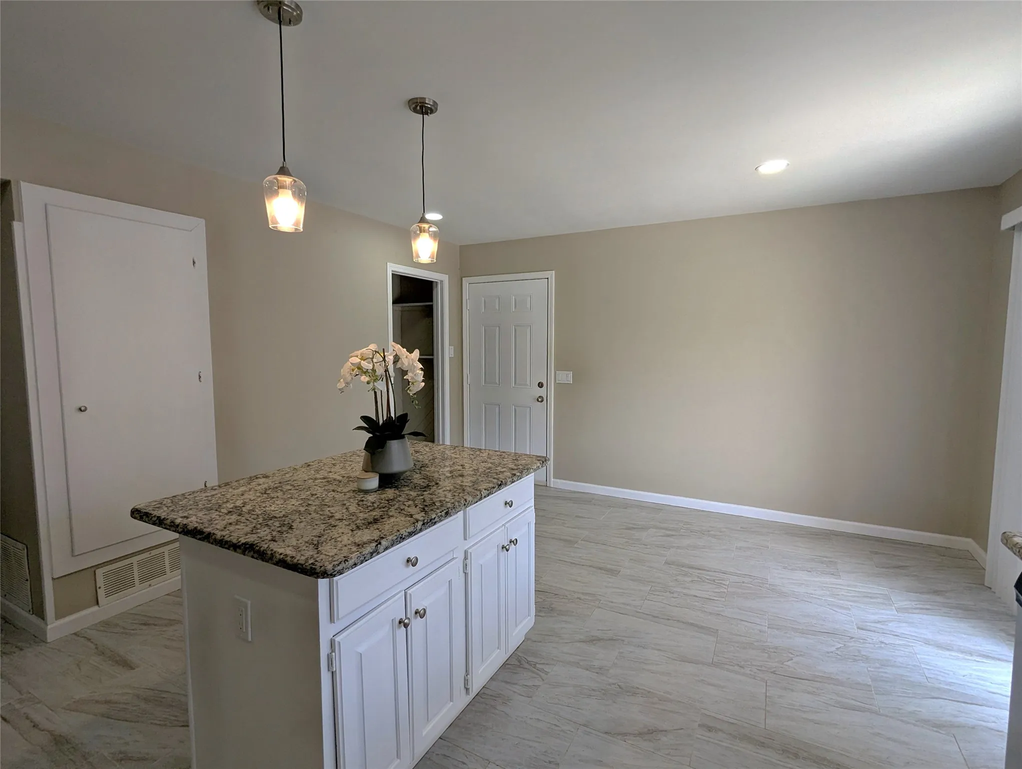 Single Family Residence For Sale in Tarrant County , 2916 Woodbridge Drive, Bedford, Texas 76021, 3 Bedroom, 2 Bathroom, 2 Garage spaces, 1,788 Sqft, built in 1980, mls#21361108, Real Estate Agent in Bedford, Homes For Sale in Tarrant county, Homes For Sale in Bedford, Realtor in Bedford Texas, Real Estate Brokerage Independent Realty Texas, Luminita Cordes Realtor