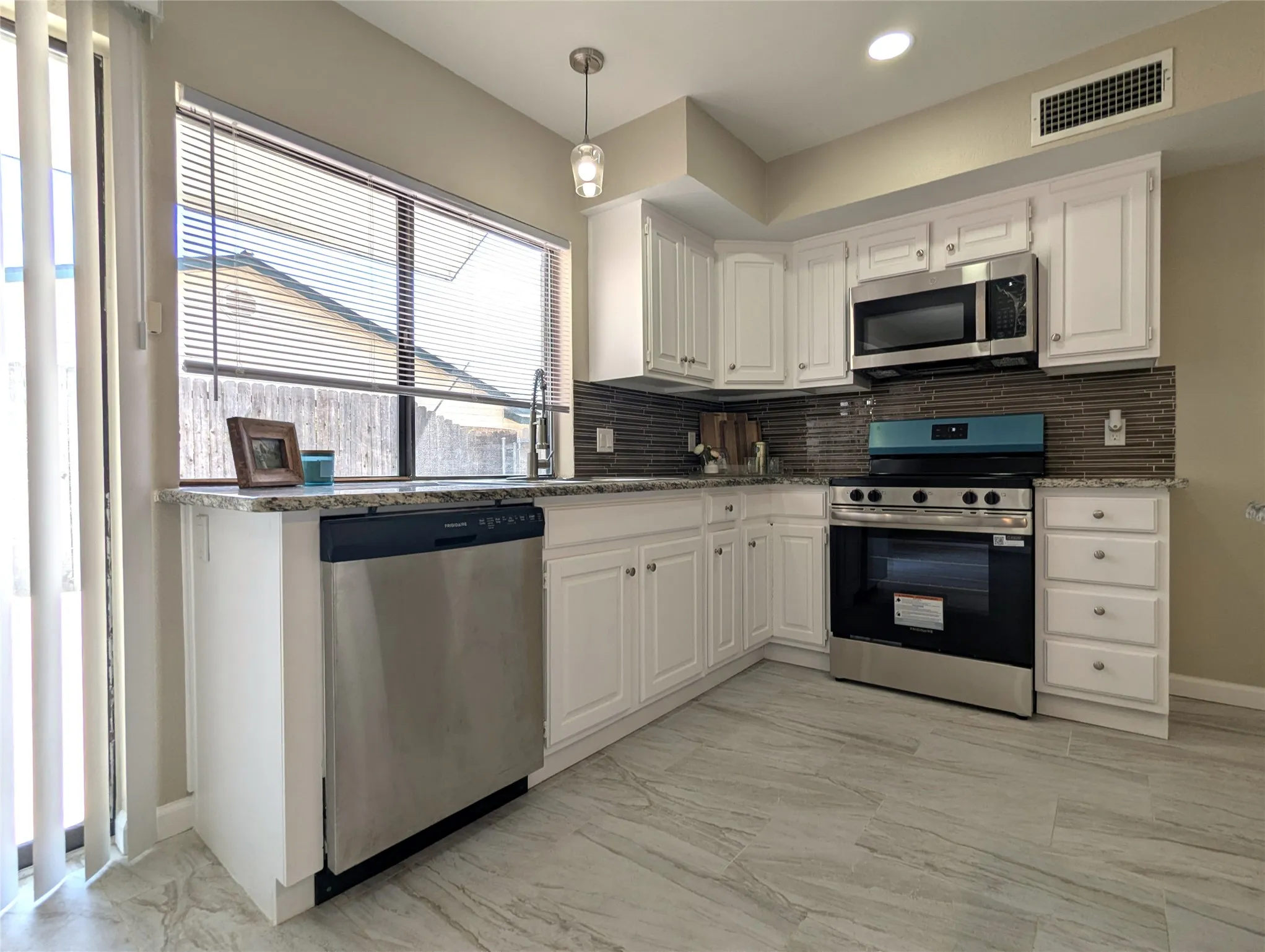 Single Family Residence For Sale in Tarrant County , 2916 Woodbridge Drive, Bedford, Texas 76021, 3 Bedroom, 2 Bathroom, 2 Garage spaces, 1,788 Sqft, built in 1980, mls#21361108, Real Estate Agent in Bedford, Homes For Sale in Tarrant county, Homes For Sale in Bedford, Realtor in Bedford Texas, Real Estate Brokerage Independent Realty Texas, Luminita Cordes Realtor