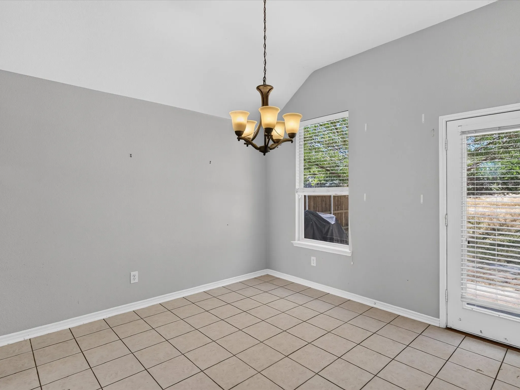 Single Family Residence For Sale in Rockwall County , 1305 Clear Meadow Court, Rockwall, Texas 75087, 3 Bedroom, 2 Bathroom, 2 Garage spaces, 1,971 Sqft, built in 2005, mls#21363564, Real Estate Agent in Rockwall, Homes For Sale in Rockwall county, Homes For Sale in Rockwall, Realtor in Rockwall Texas, Real Estate Brokerage Independent Realty Texas, Luminita Cordes Realtor