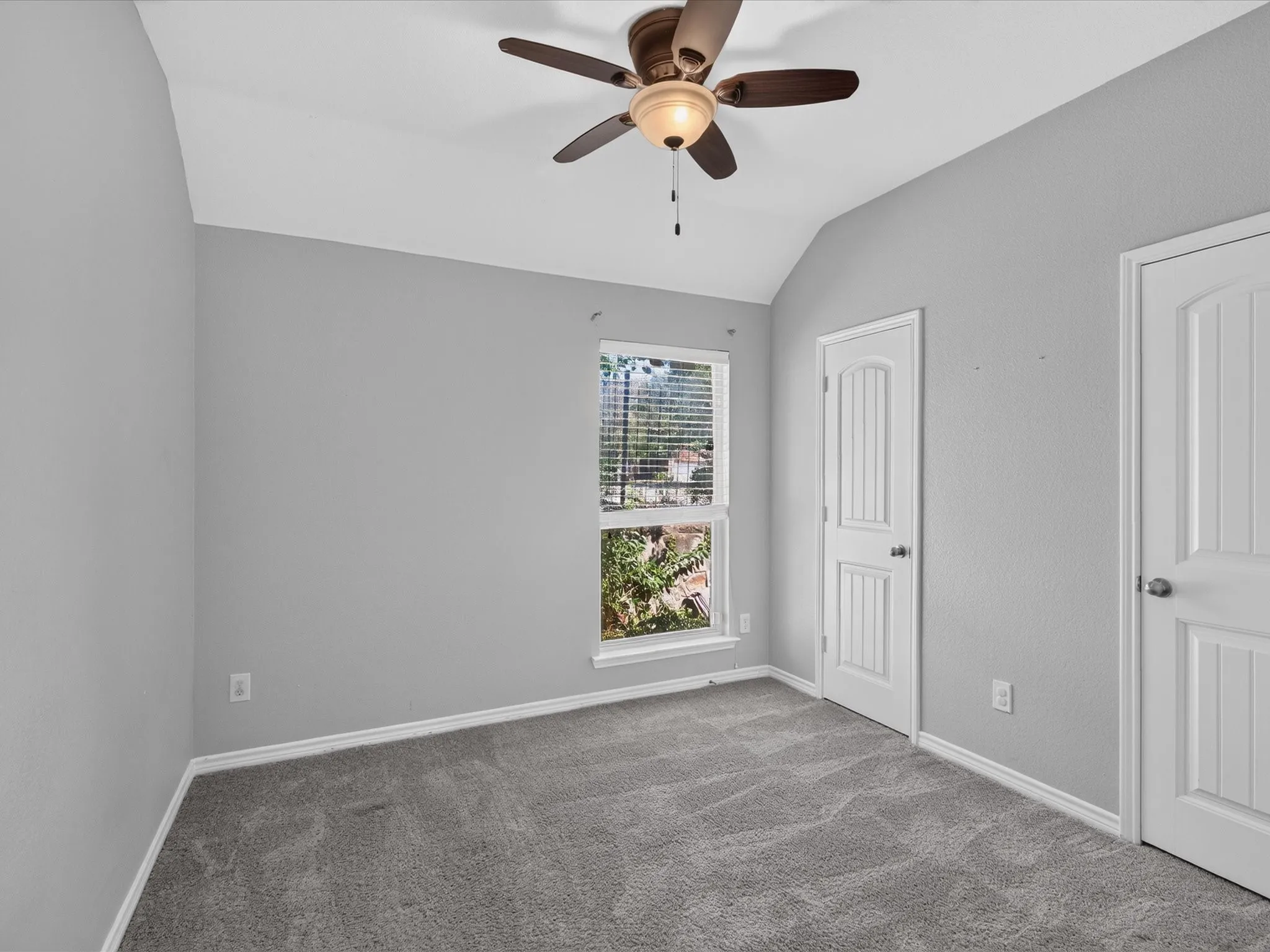 Single Family Residence For Sale in Rockwall County , 1305 Clear Meadow Court, Rockwall, Texas 75087, 3 Bedroom, 2 Bathroom, 2 Garage spaces, 1,971 Sqft, built in 2005, mls#21363564, Real Estate Agent in Rockwall, Homes For Sale in Rockwall county, Homes For Sale in Rockwall, Realtor in Rockwall Texas, Real Estate Brokerage Independent Realty Texas, Luminita Cordes Realtor