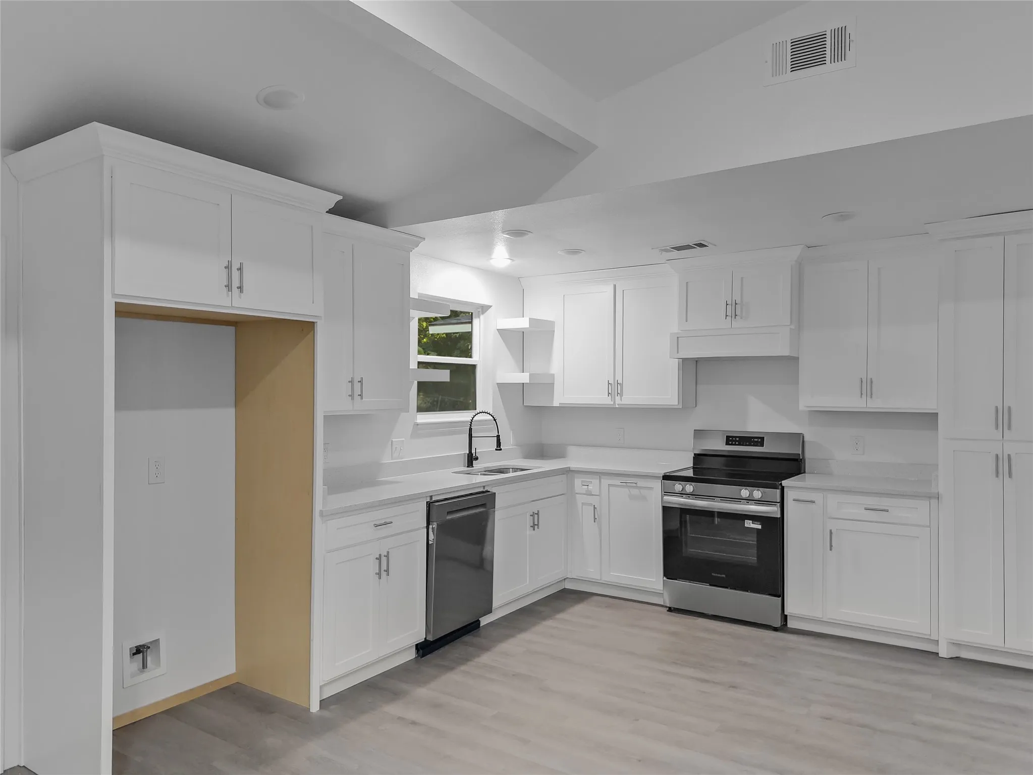 Single Family Residence For Sale in Tarrant County , 1411 Swiss Street, Arlington, Texas 76010, 4 Bedroom, 2 Bathroom, Garage spaces, 1,390 Sqft, built in 1955, mls#21364767, Real Estate Agent in Arlington, Homes For Sale in Tarrant county, Homes For Sale in Arlington, Realtor in Arlington Texas, Real Estate Brokerage Independent Realty Texas, Luminita Cordes Realtor