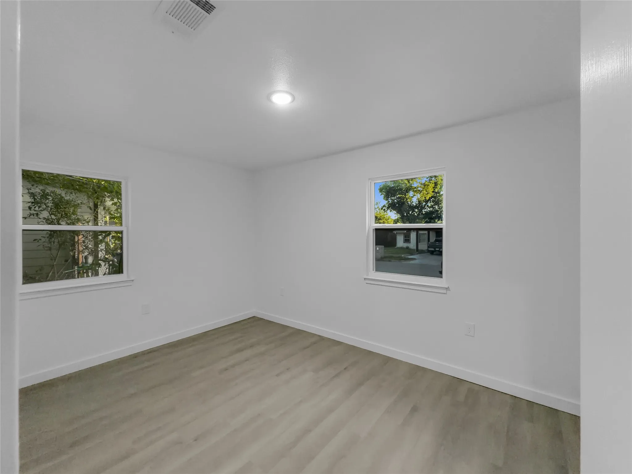 Single Family Residence For Sale in Tarrant County , 1411 Swiss Street, Arlington, Texas 76010, 4 Bedroom, 2 Bathroom, Garage spaces, 1,390 Sqft, built in 1955, mls#21364767, Real Estate Agent in Arlington, Homes For Sale in Tarrant county, Homes For Sale in Arlington, Realtor in Arlington Texas, Real Estate Brokerage Independent Realty Texas, Luminita Cordes Realtor