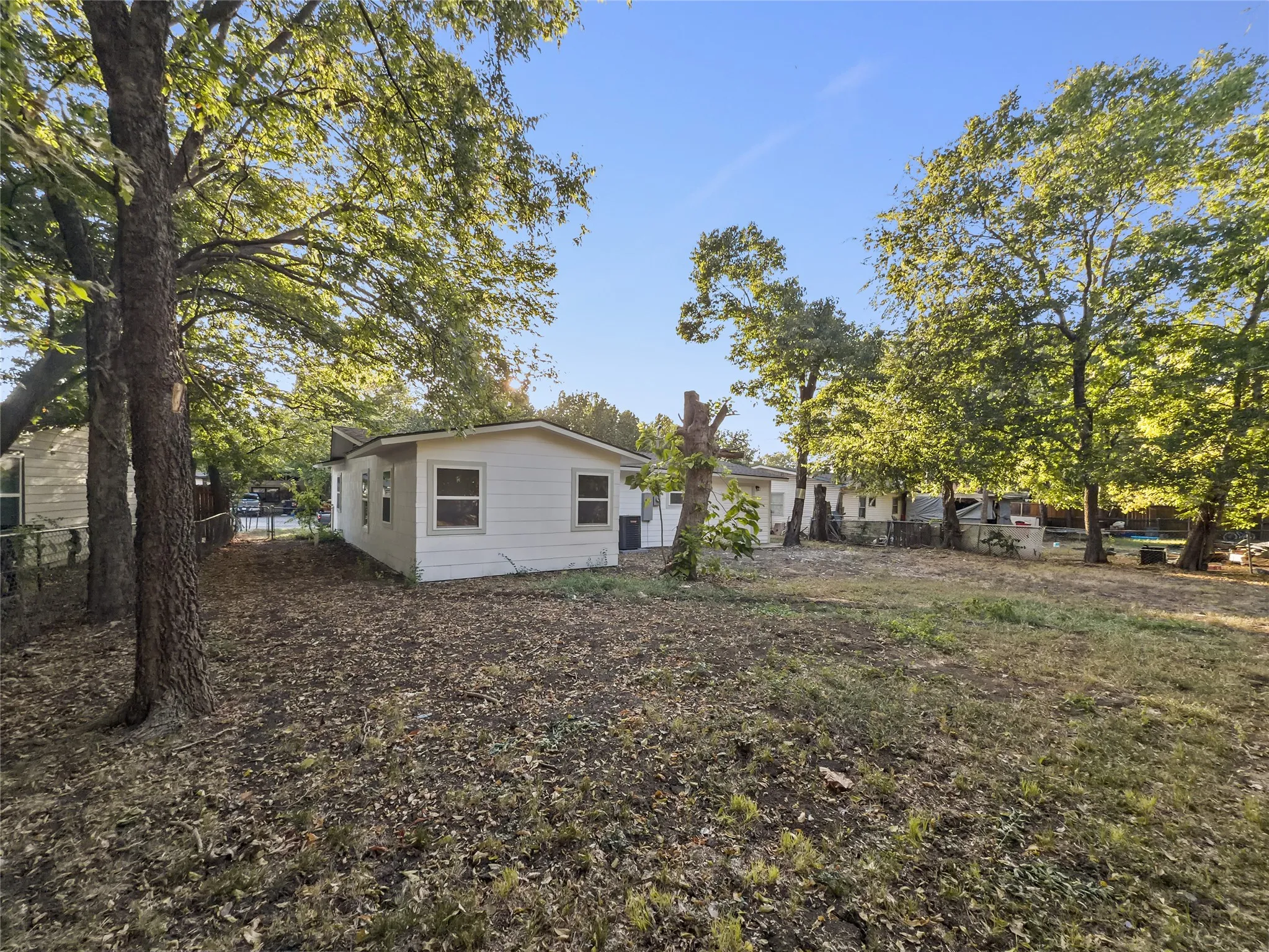 Single Family Residence For Sale in Tarrant County , 1411 Swiss Street, Arlington, Texas 76010, 4 Bedroom, 2 Bathroom, Garage spaces, 1,390 Sqft, built in 1955, mls#21364767, Real Estate Agent in Arlington, Homes For Sale in Tarrant county, Homes For Sale in Arlington, Realtor in Arlington Texas, Real Estate Brokerage Independent Realty Texas, Luminita Cordes Realtor