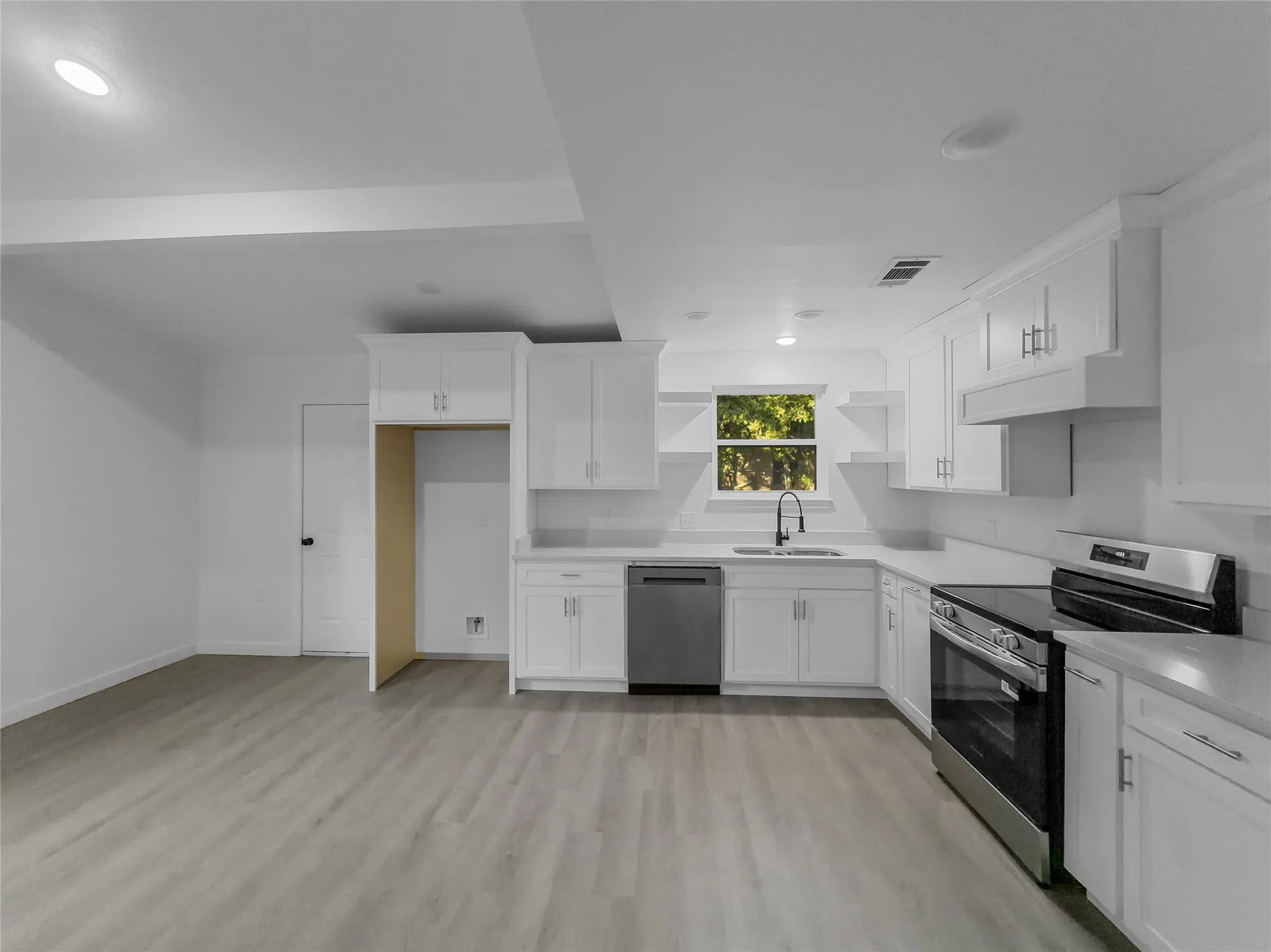 Single Family Residence For Sale in Tarrant County , 1411 Swiss Street, Arlington, Texas 76010, 4 Bedroom, 2 Bathroom, Garage spaces, 1,390 Sqft, built in 1955, mls#21364767, Real Estate Agent in Arlington, Homes For Sale in Tarrant county, Homes For Sale in Arlington, Realtor in Arlington Texas, Real Estate Brokerage Independent Realty Texas, Luminita Cordes Realtor