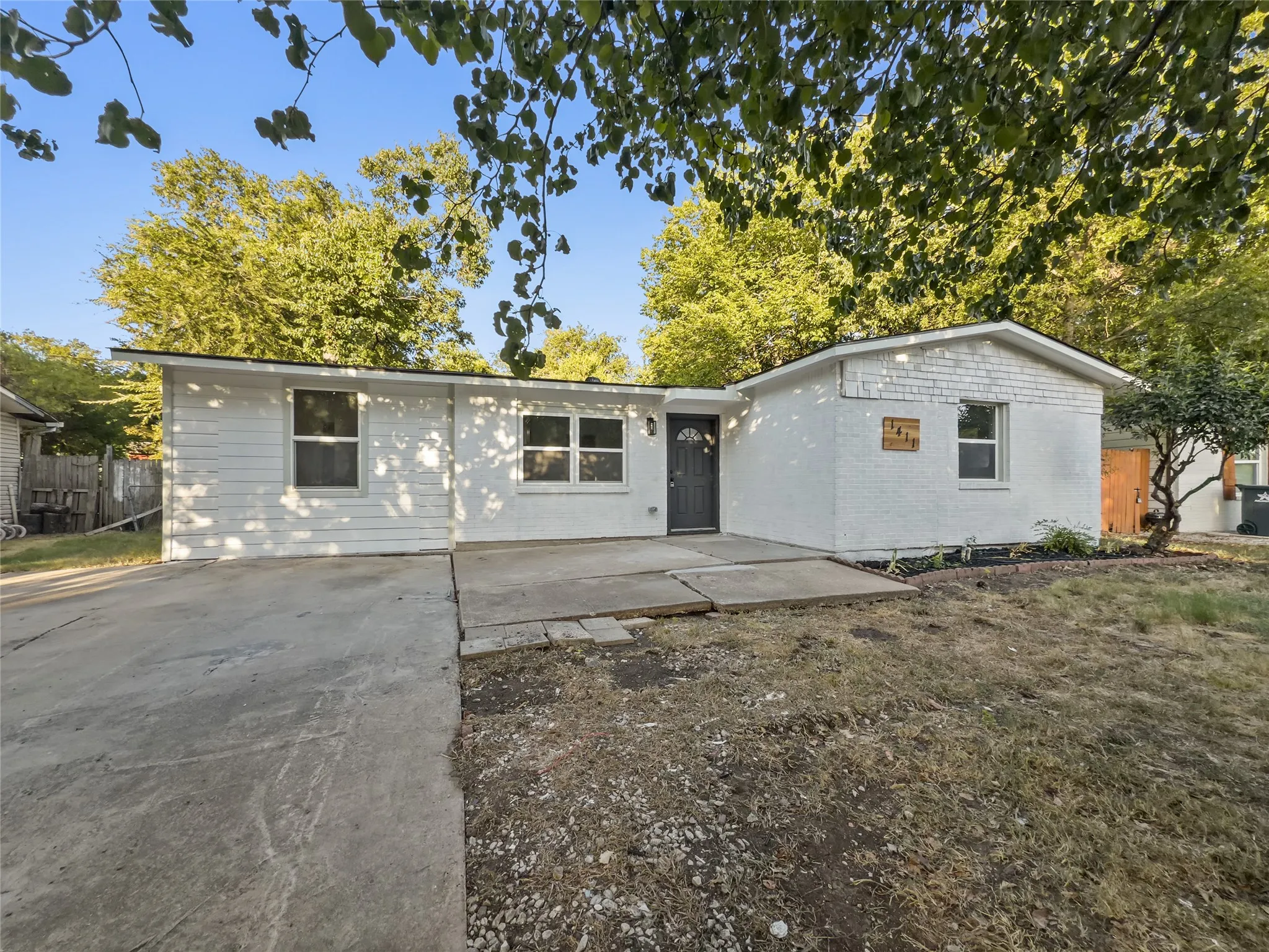 Single Family Residence For Sale in Tarrant County , 1411 Swiss Street, Arlington, Texas 76010, 4 Bedroom, 2 Bathroom, Garage spaces, 1,390 Sqft, built in 1955, mls#21364767, Real Estate Agent in Arlington, Homes For Sale in Tarrant county, Homes For Sale in Arlington, Realtor in Arlington Texas, Real Estate Brokerage Independent Realty Texas, Luminita Cordes Realtor