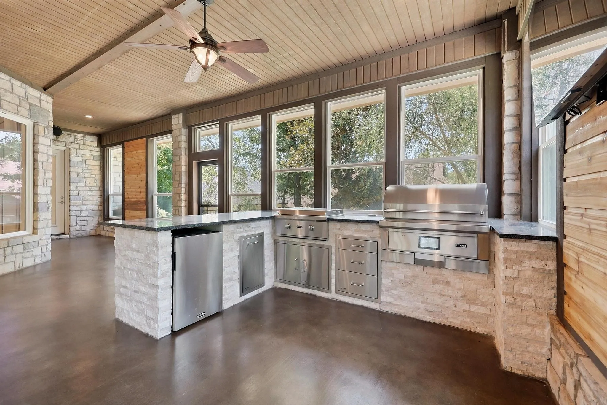 Single Family Residence For Sale in Grayson County , 107 Memorial Street, Gordonville, Texas 76245, 4 Bedroom, 4 Bathroom, 2 Garage spaces, 3,099 Sqft, built in 2012, mls#21361600, Real Estate Agent in Gordonville, Homes For Sale in Grayson county, Homes For Sale in Gordonville, Realtor in Gordonville Texas, Real Estate Brokerage Independent Realty Texas, Luminita Cordes Realtor