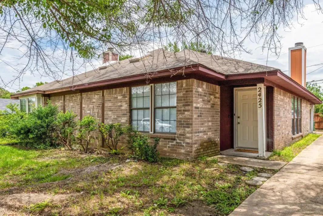 Townhouse For Sale in Tarrant County , 2425 Summer Place Drive, Arlington, Texas 76014, 2 Bedroom, 2 Bathroom, Garage spaces, 1,055 Sqft, built in 1984, mls#21361784, Real Estate Agent in Arlington, Homes For Sale in Tarrant county, Homes For Sale in Arlington, Realtor in Arlington Texas, Real Estate Brokerage Independent Realty Texas, Luminita Cordes Realtor