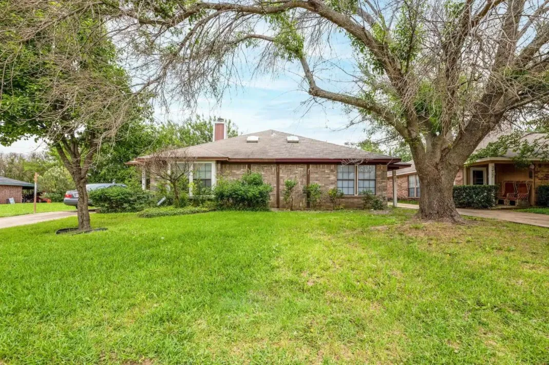 Townhouse For Sale in Tarrant County , 2425 Summer Place Drive, Arlington, Texas 76014, 2 Bedroom, 2 Bathroom, Garage spaces, 1,055 Sqft, built in 1984, mls#21361784, Real Estate Agent in Arlington, Homes For Sale in Tarrant county, Homes For Sale in Arlington, Realtor in Arlington Texas, Real Estate Brokerage Independent Realty Texas, Luminita Cordes Realtor