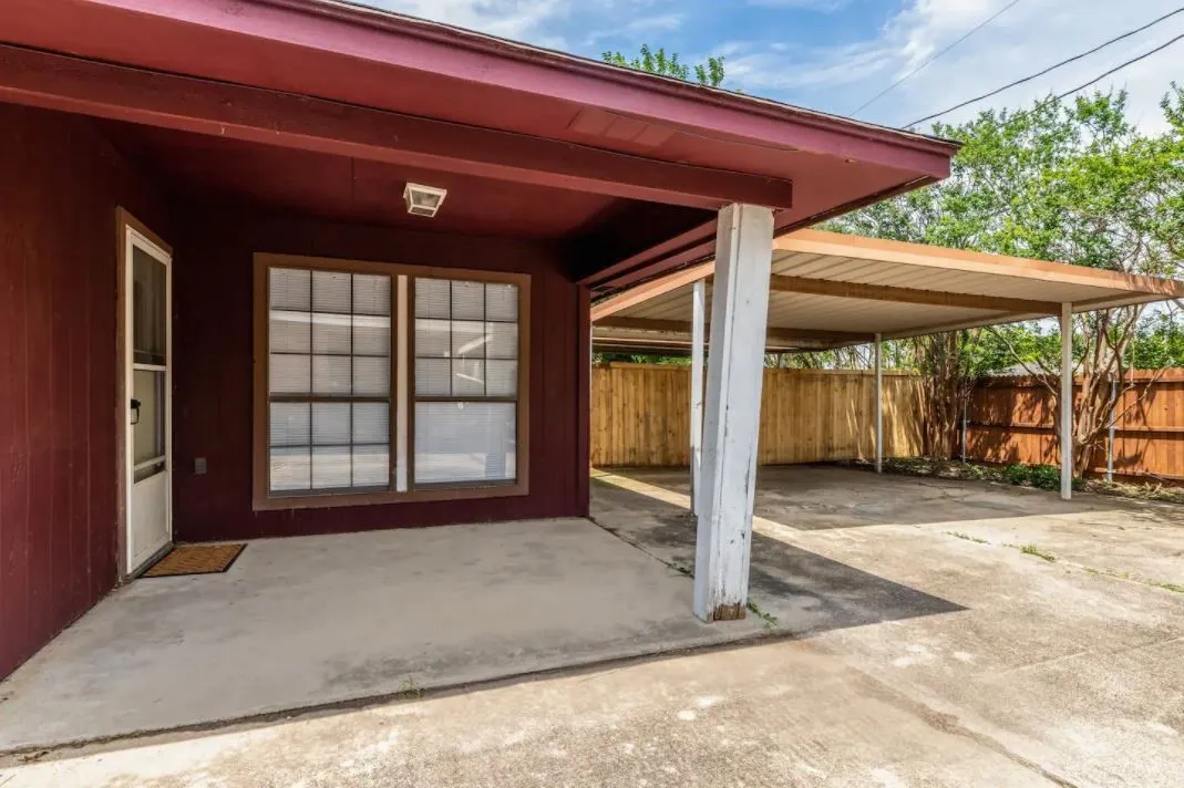 Townhouse For Sale in Tarrant County , 2425 Summer Place Drive, Arlington, Texas 76014, 2 Bedroom, 2 Bathroom, Garage spaces, 1,055 Sqft, built in 1984, mls#21361784, Real Estate Agent in Arlington, Homes For Sale in Tarrant county, Homes For Sale in Arlington, Realtor in Arlington Texas, Real Estate Brokerage Independent Realty Texas, Luminita Cordes Realtor