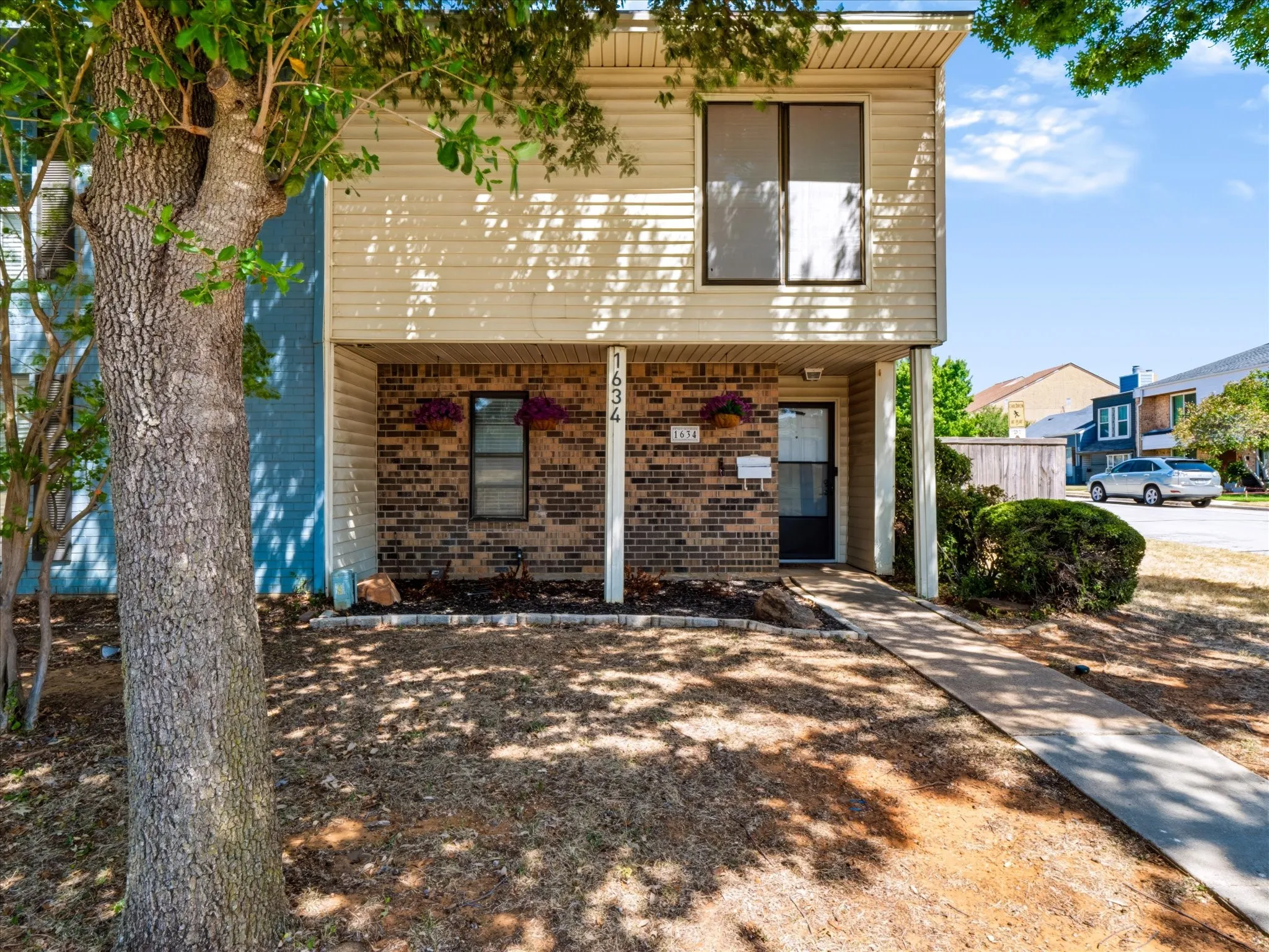 Single Family Residence For Sale in Tarrant County , 1634 Sonnet Drive, Grapevine, Texas 76051, 3 Bedroom, 2 Bathroom, Garage spaces, 1,660 Sqft, built in 1979, mls#21362376, Real Estate Agent in Grapevine, Homes For Sale in Tarrant county, Homes For Sale in Grapevine, Realtor in Grapevine Texas, Real Estate Brokerage Independent Realty Texas, Luminita Cordes Realtor