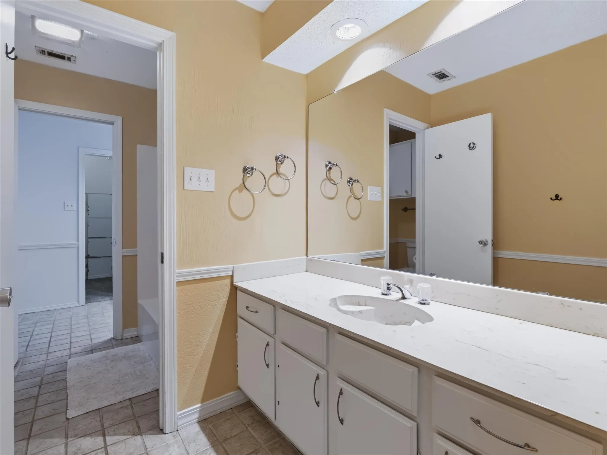 Single Family Residence For Sale in Tarrant County , 1634 Sonnet Drive, Grapevine, Texas 76051, 3 Bedroom, 2 Bathroom, Garage spaces, 1,660 Sqft, built in 1979, mls#21362376, Real Estate Agent in Grapevine, Homes For Sale in Tarrant county, Homes For Sale in Grapevine, Realtor in Grapevine Texas, Real Estate Brokerage Independent Realty Texas, Luminita Cordes Realtor