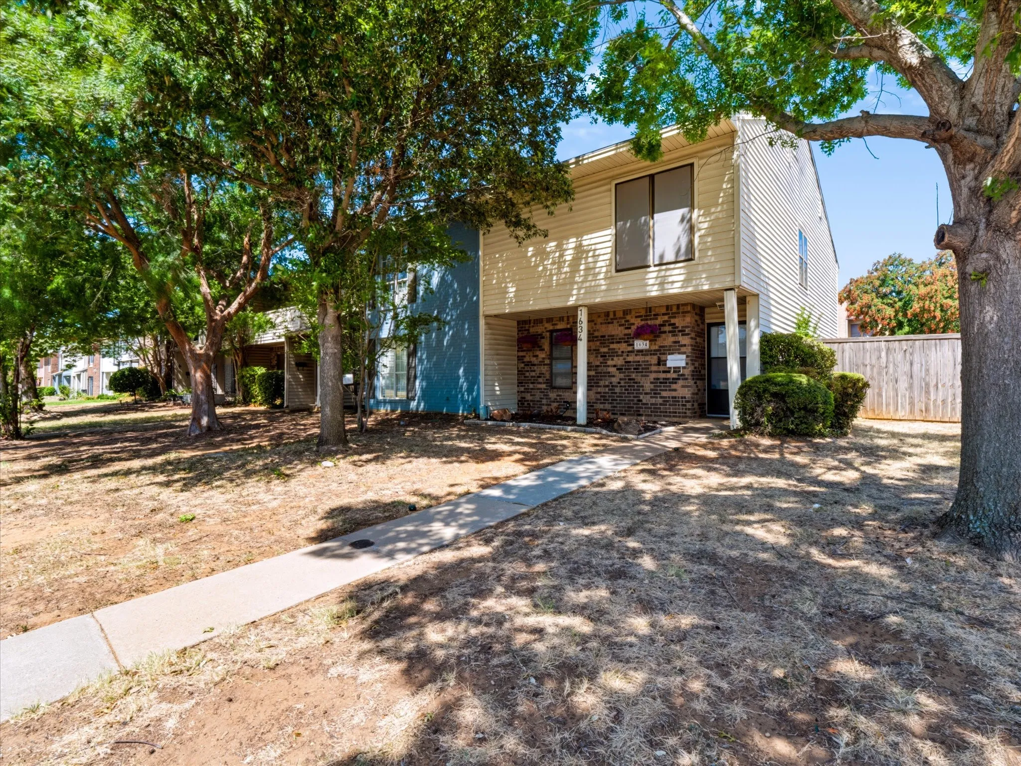 Single Family Residence For Sale in Tarrant County , 1634 Sonnet Drive, Grapevine, Texas 76051, 3 Bedroom, 2 Bathroom, Garage spaces, 1,660 Sqft, built in 1979, mls#21362376, Real Estate Agent in Grapevine, Homes For Sale in Tarrant county, Homes For Sale in Grapevine, Realtor in Grapevine Texas, Real Estate Brokerage Independent Realty Texas, Luminita Cordes Realtor