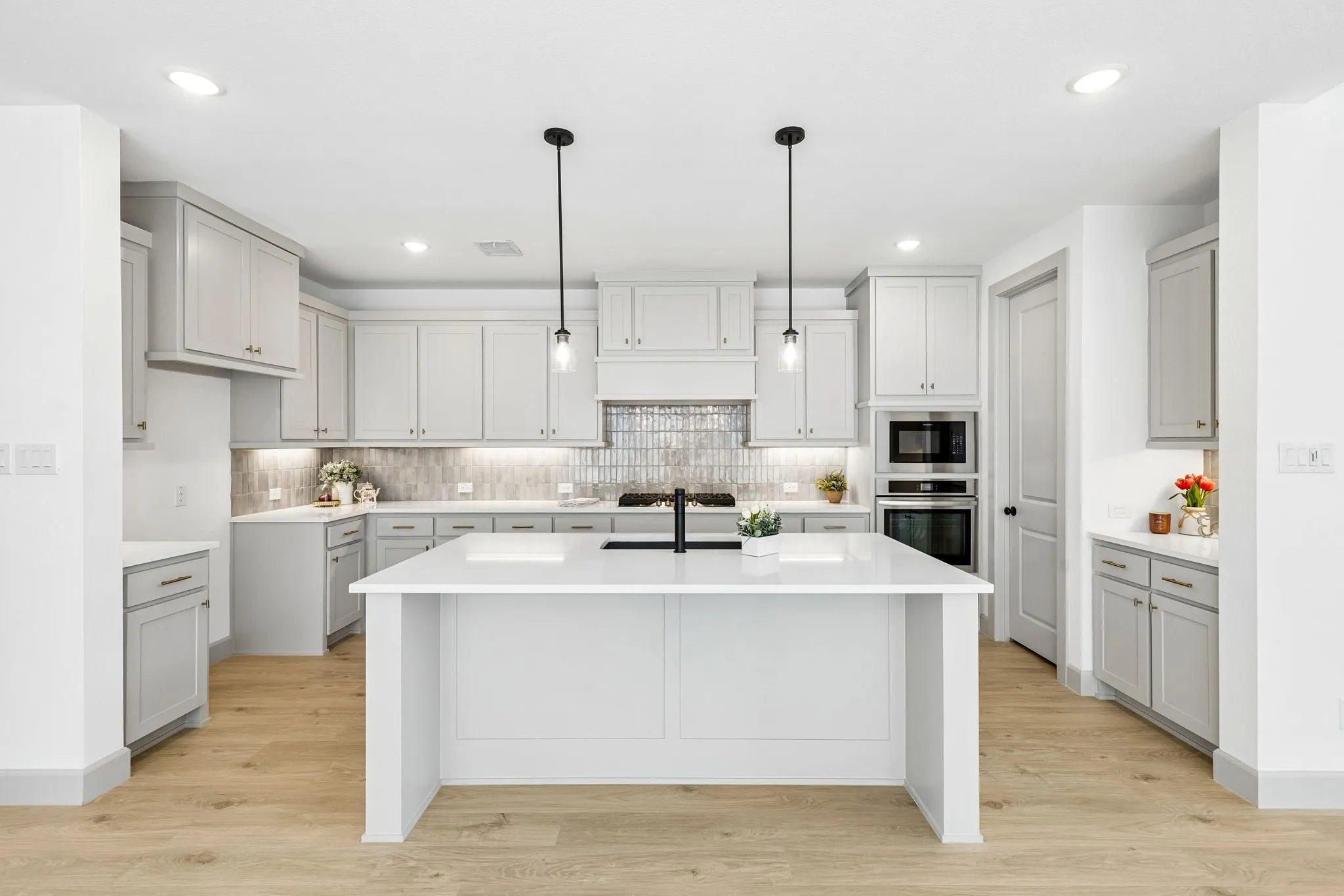 No shortage of storage or prep space in this fantastic kitchen!