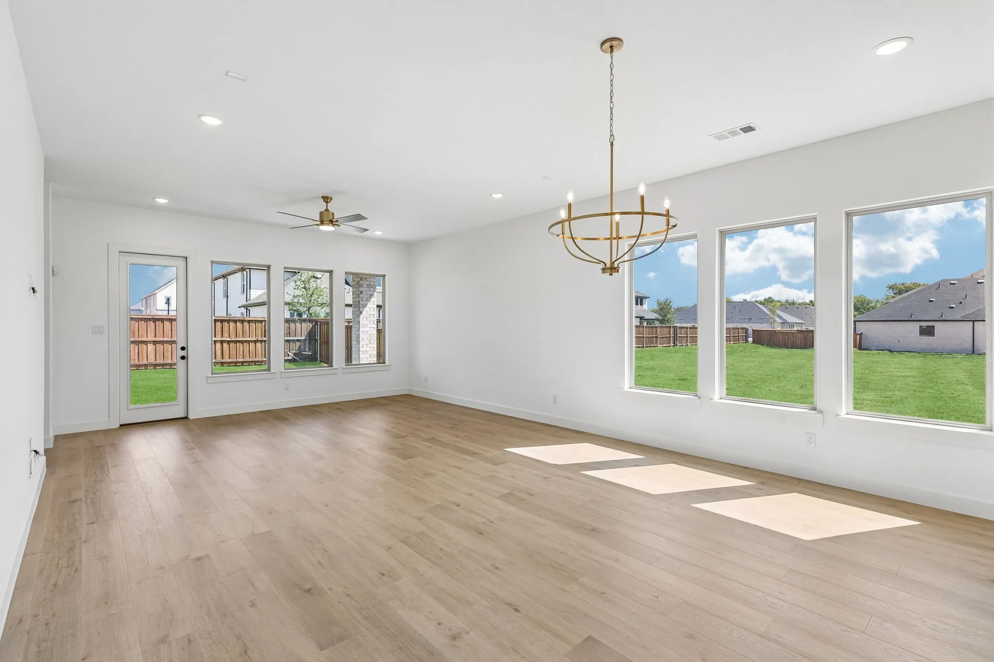 Whether it's lively dinner parties or cozy family gatherings, this dining area fits all occasions!