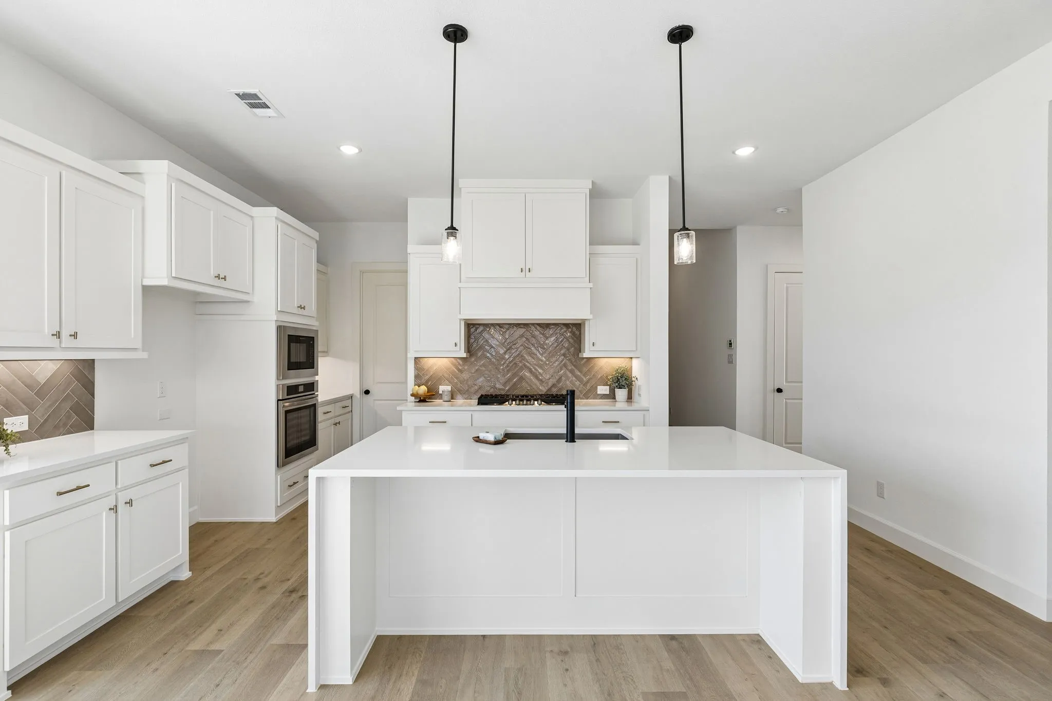 The spacious kitchen island is an ideal place for friends and family to gather round!