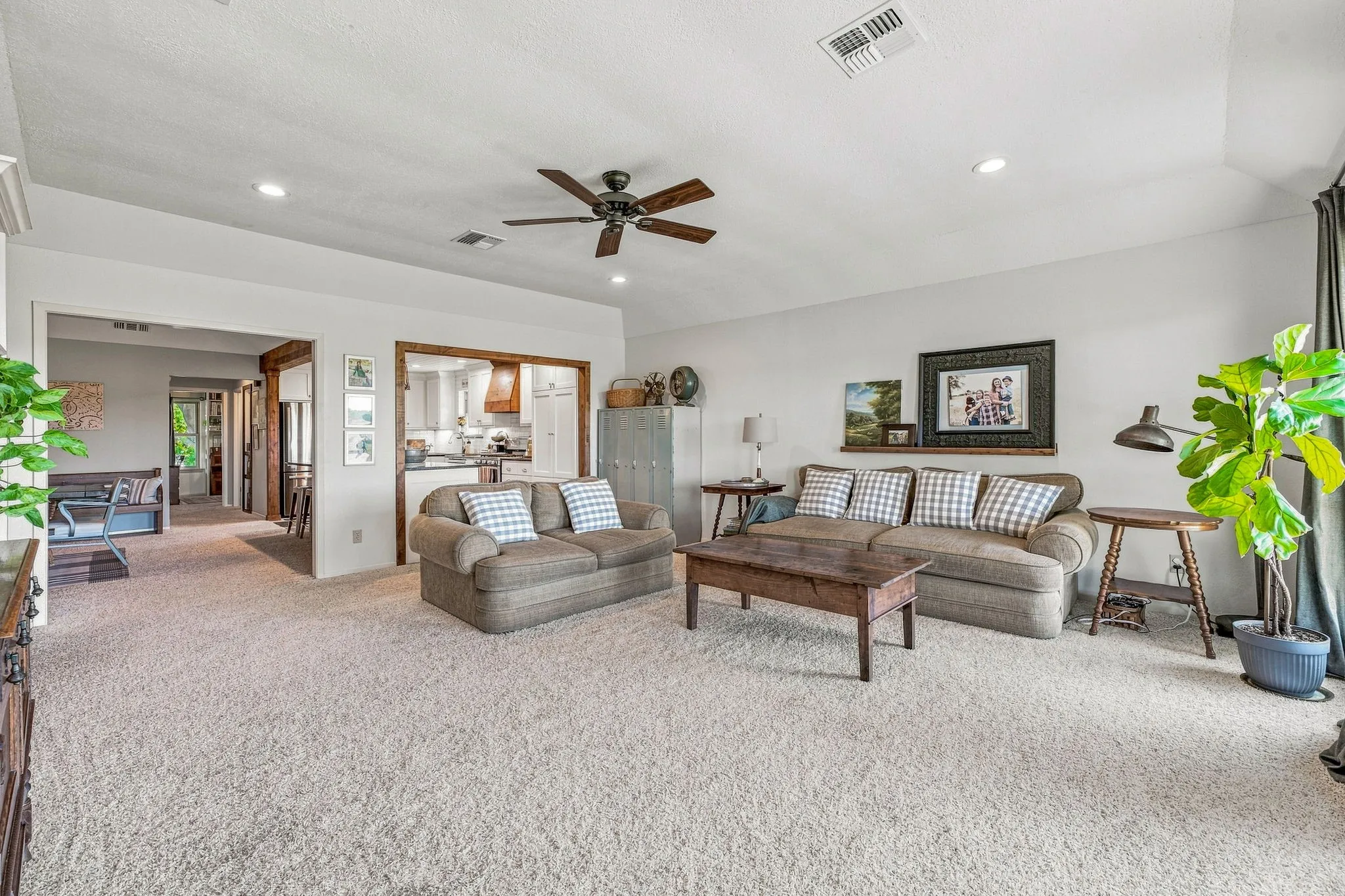 Single Family Residence For Sale in Young County , 136 Chaparral Drive, Graham, Texas 76450, 4 Bedroom, 2 Bathroom, 1 Garage spaces, 2,007 Sqft, built in 1980, mls#21361121, Real Estate Agent in Graham, Homes For Sale in Young county, Homes For Sale in Graham, Realtor in Graham Texas, Real Estate Brokerage Independent Realty Texas, Luminita Cordes Realtor