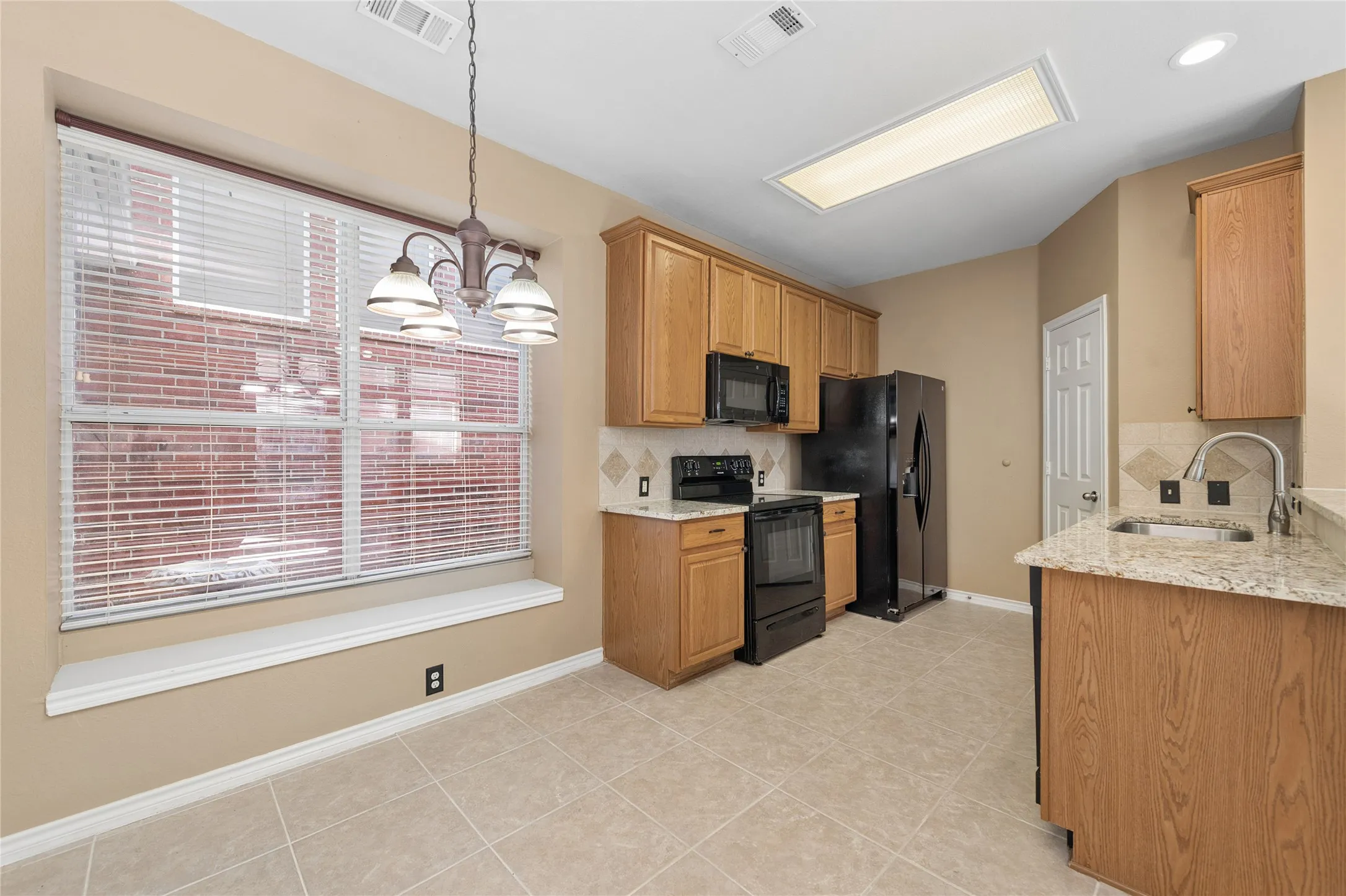 Single Family Residence For Sale in Collin County , 11256 Newgate Drive, Frisco, Texas 75035, 4 Bedroom, 3 Bathroom, 2 Garage spaces, 2,158 Sqft, built in 2003, mls#21364727, Real Estate Agent in Frisco, Homes For Sale in Collin county, Homes For Sale in Frisco, Realtor in Frisco Texas, Real Estate Brokerage Independent Realty Texas, Luminita Cordes Realtor