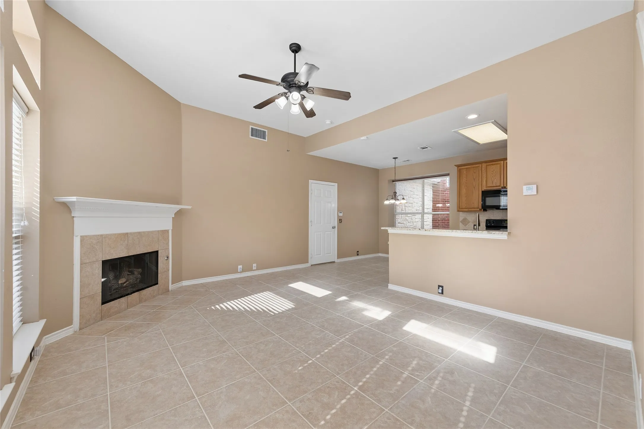Single Family Residence For Sale in Collin County , 11256 Newgate Drive, Frisco, Texas 75035, 4 Bedroom, 3 Bathroom, 2 Garage spaces, 2,158 Sqft, built in 2003, mls#21364727, Real Estate Agent in Frisco, Homes For Sale in Collin county, Homes For Sale in Frisco, Realtor in Frisco Texas, Real Estate Brokerage Independent Realty Texas, Luminita Cordes Realtor