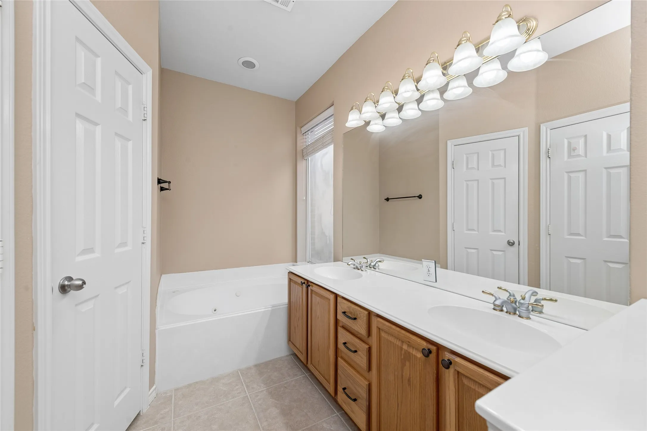 Single Family Residence For Sale in Collin County , 11256 Newgate Drive, Frisco, Texas 75035, 4 Bedroom, 3 Bathroom, 2 Garage spaces, 2,158 Sqft, built in 2003, mls#21364727, Real Estate Agent in Frisco, Homes For Sale in Collin county, Homes For Sale in Frisco, Realtor in Frisco Texas, Real Estate Brokerage Independent Realty Texas, Luminita Cordes Realtor