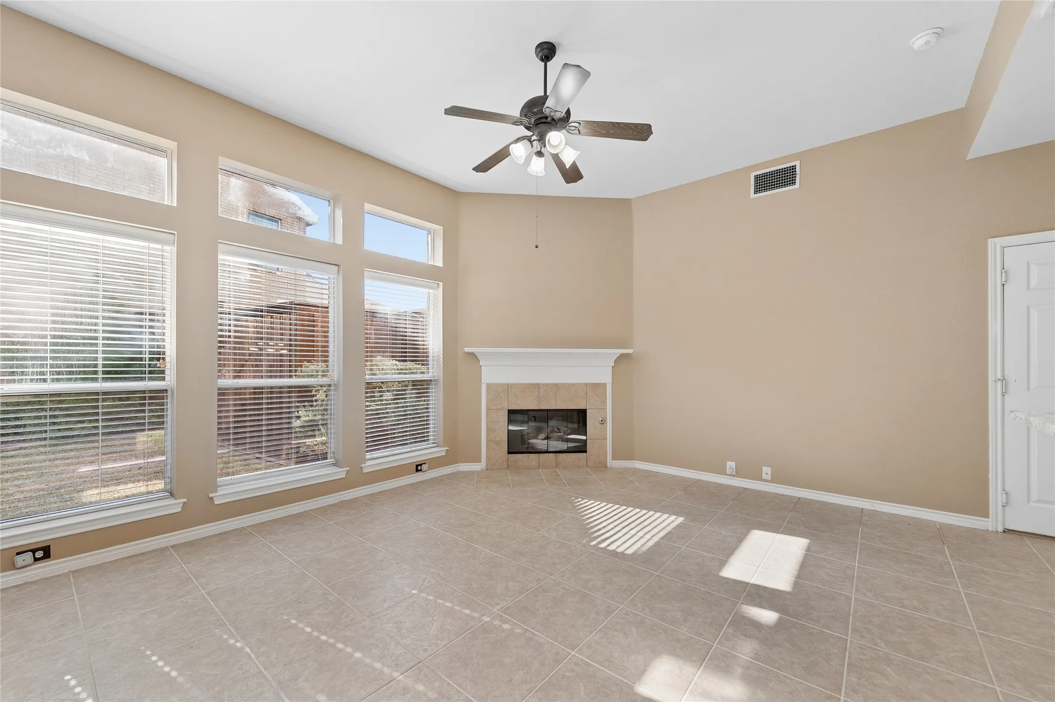 Single Family Residence For Sale in Collin County , 11256 Newgate Drive, Frisco, Texas 75035, 4 Bedroom, 3 Bathroom, 2 Garage spaces, 2,158 Sqft, built in 2003, mls#21364727, Real Estate Agent in Frisco, Homes For Sale in Collin county, Homes For Sale in Frisco, Realtor in Frisco Texas, Real Estate Brokerage Independent Realty Texas, Luminita Cordes Realtor