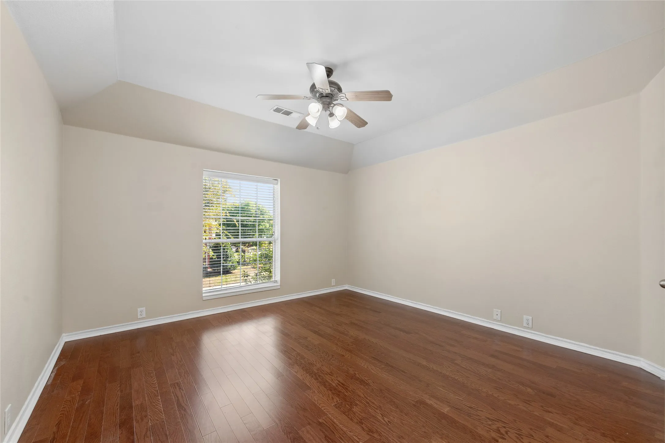 Single Family Residence For Sale in Collin County , 11256 Newgate Drive, Frisco, Texas 75035, 4 Bedroom, 3 Bathroom, 2 Garage spaces, 2,158 Sqft, built in 2003, mls#21364727, Real Estate Agent in Frisco, Homes For Sale in Collin county, Homes For Sale in Frisco, Realtor in Frisco Texas, Real Estate Brokerage Independent Realty Texas, Luminita Cordes Realtor