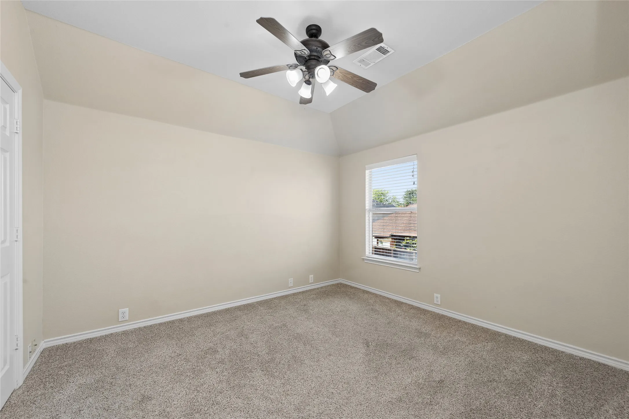 Single Family Residence For Sale in Collin County , 11256 Newgate Drive, Frisco, Texas 75035, 4 Bedroom, 3 Bathroom, 2 Garage spaces, 2,158 Sqft, built in 2003, mls#21364727, Real Estate Agent in Frisco, Homes For Sale in Collin county, Homes For Sale in Frisco, Realtor in Frisco Texas, Real Estate Brokerage Independent Realty Texas, Luminita Cordes Realtor