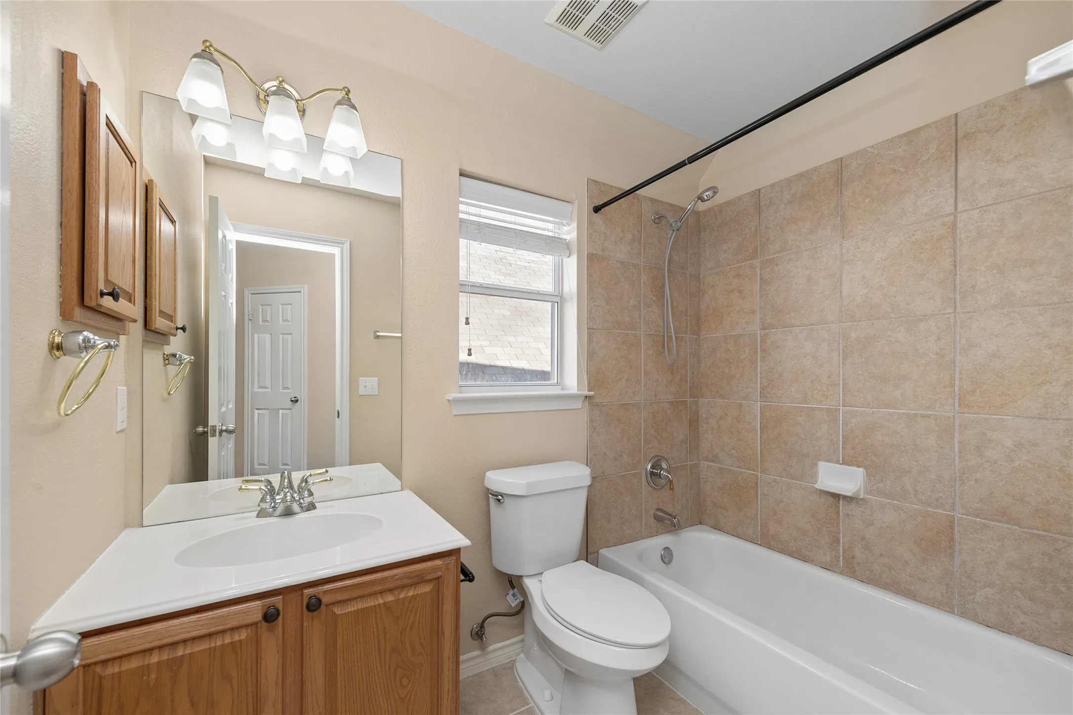 Single Family Residence For Sale in Collin County , 11256 Newgate Drive, Frisco, Texas 75035, 4 Bedroom, 3 Bathroom, 2 Garage spaces, 2,158 Sqft, built in 2003, mls#21364727, Real Estate Agent in Frisco, Homes For Sale in Collin county, Homes For Sale in Frisco, Realtor in Frisco Texas, Real Estate Brokerage Independent Realty Texas, Luminita Cordes Realtor