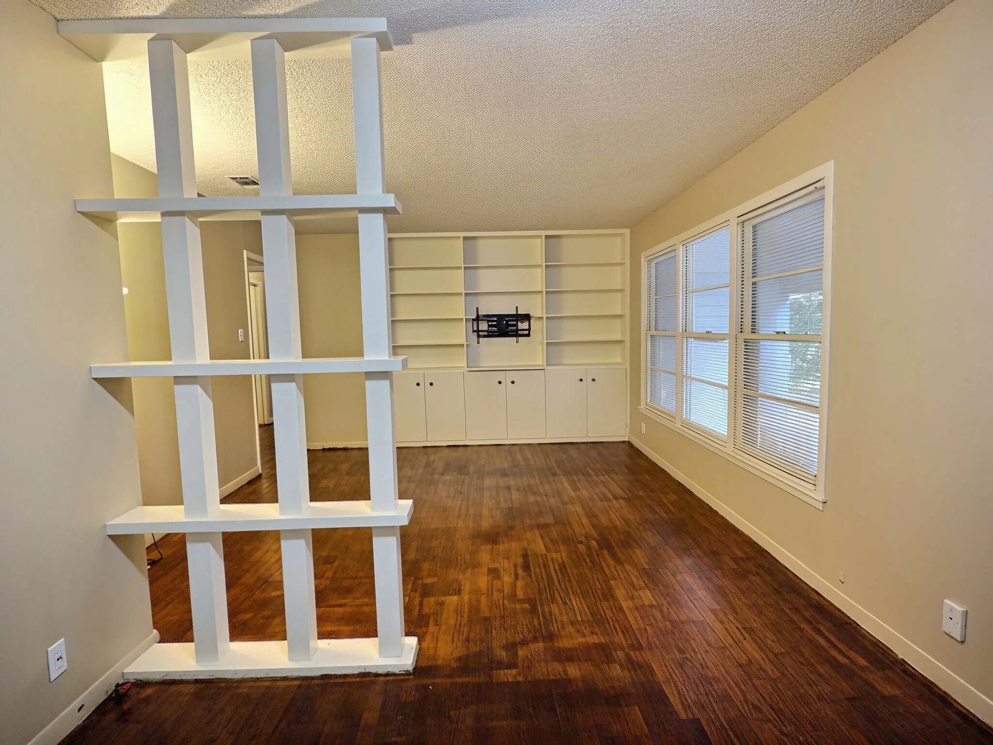Single Family Residence For Sale in Brown County , 2207 4th Street, Brownwood, Texas 76801, 3 Bedroom, 2 Bathroom, 1 Garage spaces, 1,294 Sqft, built in 1950, mls#21364781, Real Estate Agent in Brownwood, Homes For Sale in Brown county, Homes For Sale in Brownwood, Realtor in Brownwood Texas, Real Estate Brokerage Independent Realty Texas, Luminita Cordes Realtor