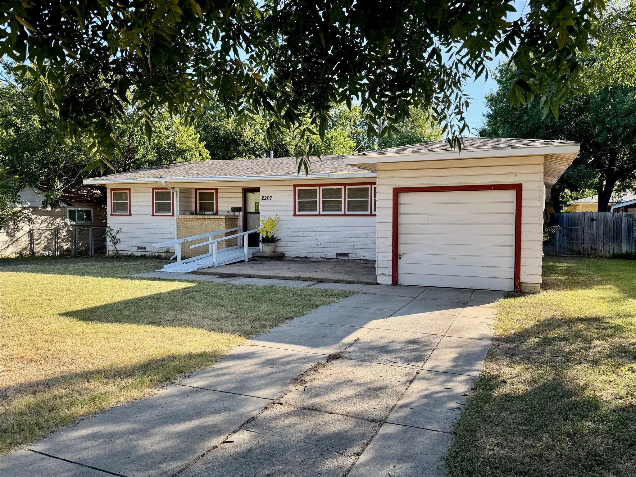 Single Family Residence For Sale in Brown County , 2207 4th Street, Brownwood, Texas 76801, 3 Bedroom, 2 Bathroom, 1 Garage spaces, 1,294 Sqft, built in 1950, mls#21364781, Real Estate Agent in Brownwood, Homes For Sale in Brown county, Homes For Sale in Brownwood, Realtor in Brownwood Texas, Real Estate Brokerage Independent Realty Texas, Luminita Cordes Realtor