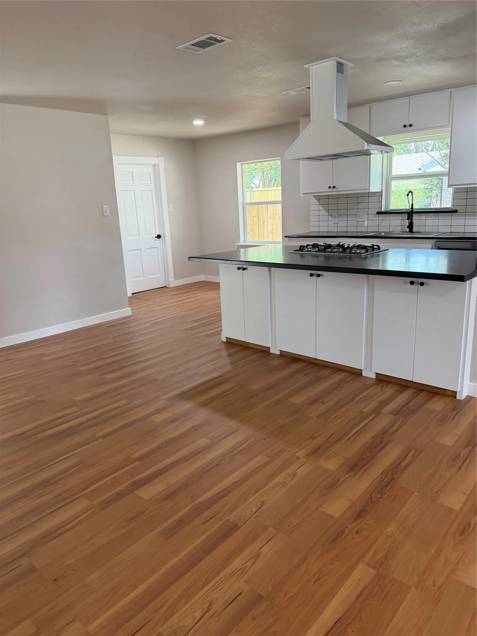 Single Family Residence For Sale in Dallas County , 1818 Walnut Avenue, Carrollton, Texas 75006, 4 Bedroom, 3 Bathroom, Garage spaces, 2,150 Sqft, built in 1961, mls#21364782, Real Estate Agent in Carrollton, Homes For Sale in Dallas county, Homes For Sale in Carrollton, Realtor in Carrollton Texas, Real Estate Brokerage Independent Realty Texas, Luminita Cordes Realtor