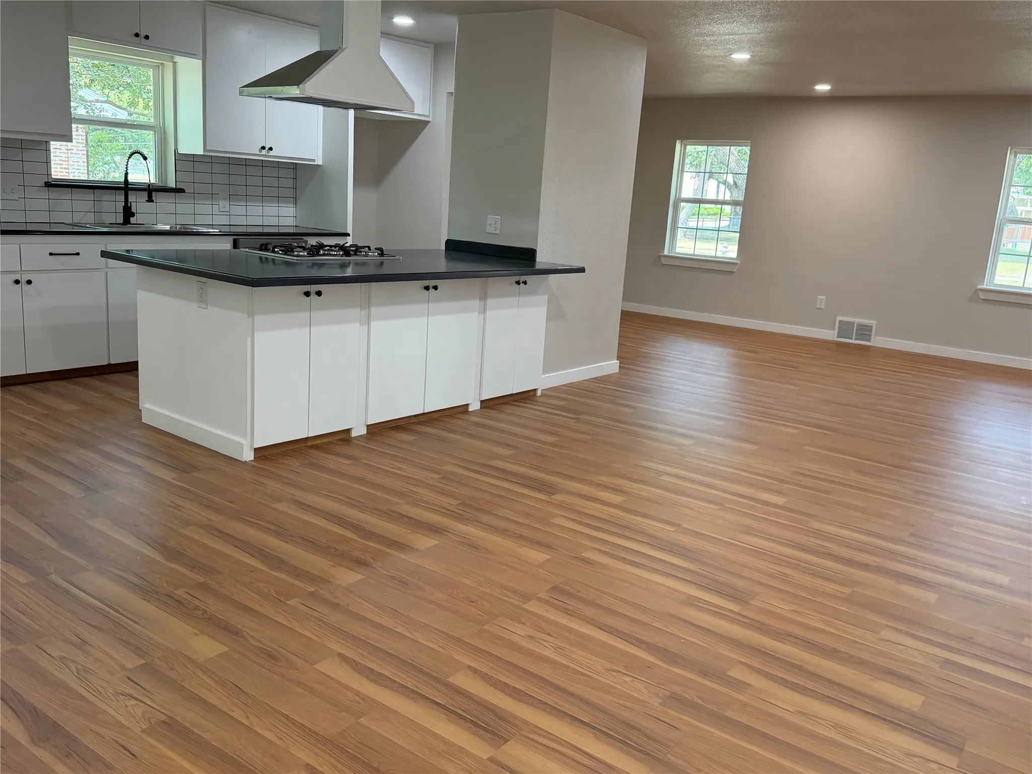 Single Family Residence For Sale in Dallas County , 1818 Walnut Avenue, Carrollton, Texas 75006, 4 Bedroom, 3 Bathroom, Garage spaces, 2,150 Sqft, built in 1961, mls#21364782, Real Estate Agent in Carrollton, Homes For Sale in Dallas county, Homes For Sale in Carrollton, Realtor in Carrollton Texas, Real Estate Brokerage Independent Realty Texas, Luminita Cordes Realtor