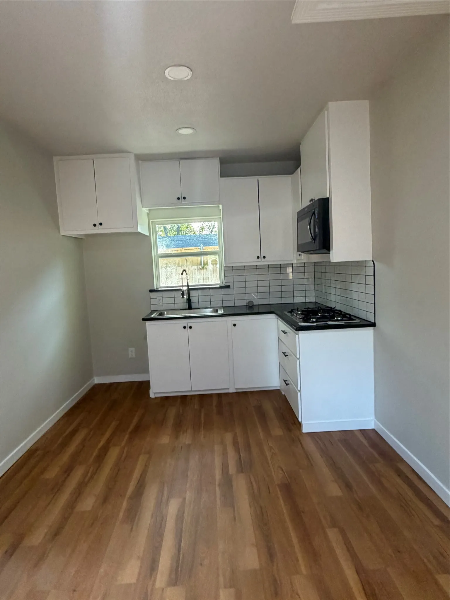 Single Family Residence For Sale in Dallas County , 1818 Walnut Avenue, Carrollton, Texas 75006, 4 Bedroom, 3 Bathroom, Garage spaces, 2,150 Sqft, built in 1961, mls#21364782, Real Estate Agent in Carrollton, Homes For Sale in Dallas county, Homes For Sale in Carrollton, Realtor in Carrollton Texas, Real Estate Brokerage Independent Realty Texas, Luminita Cordes Realtor