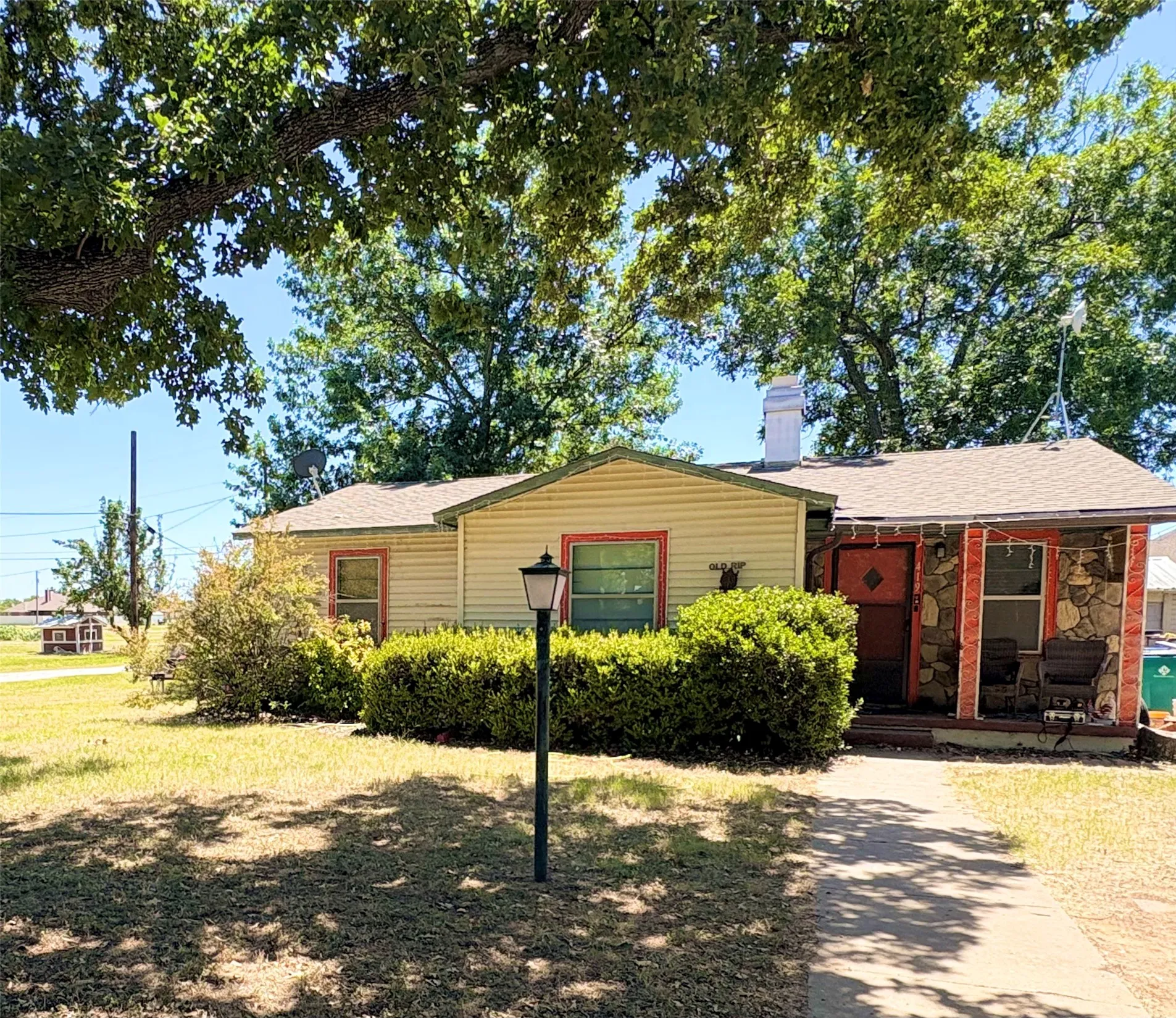 Single Family Residence For Sale in Eastland County , 419 E Conner Street, Eastland, Texas 76448, 3 Bedroom, 1 Bathroom, 2 Garage spaces, 1,124 Sqft, built in 1950, Price $119,900, mls#21364784, Real Estate Agent in Eastland, Homes For Sale in Eastland county, Homes For Sale in Eastland, Realtor in Eastland Texas, Real Estate Brokerage Independent Realty Texas, Luminita Cordes Realtor