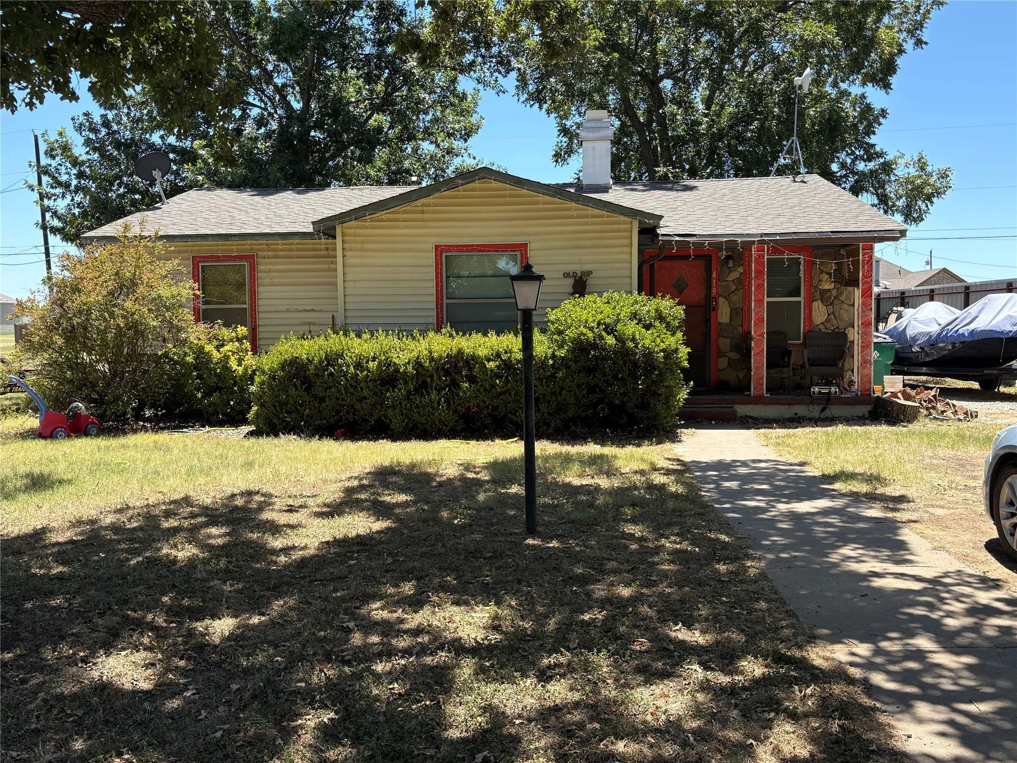 Single Family Residence For Sale in Eastland County , 419 E Conner Street, Eastland, Texas 76448, 3 Bedroom, 1 Bathroom, 2 Garage spaces, 1,124 Sqft, built in 1950, Price $119,900, mls#21364784, Real Estate Agent in Eastland, Homes For Sale in Eastland county, Homes For Sale in Eastland, Realtor in Eastland Texas, Real Estate Brokerage Independent Realty Texas, Luminita Cordes Realtor