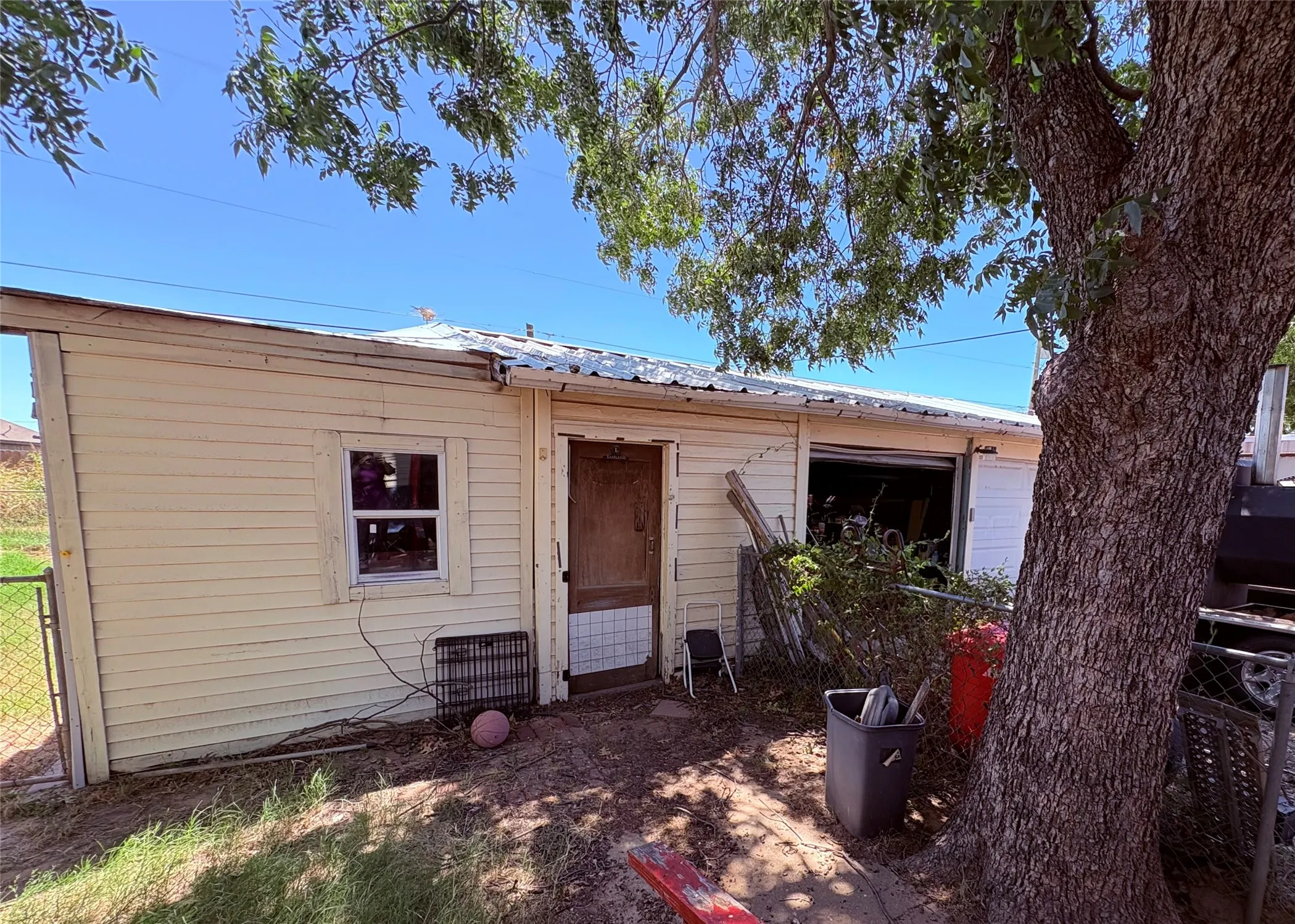 Single Family Residence For Sale in Eastland County , 419 E Conner Street, Eastland, Texas 76448, 3 Bedroom, 1 Bathroom, 2 Garage spaces, 1,124 Sqft, built in 1950, Price $119,900, mls#21364784, Real Estate Agent in Eastland, Homes For Sale in Eastland county, Homes For Sale in Eastland, Realtor in Eastland Texas, Real Estate Brokerage Independent Realty Texas, Luminita Cordes Realtor