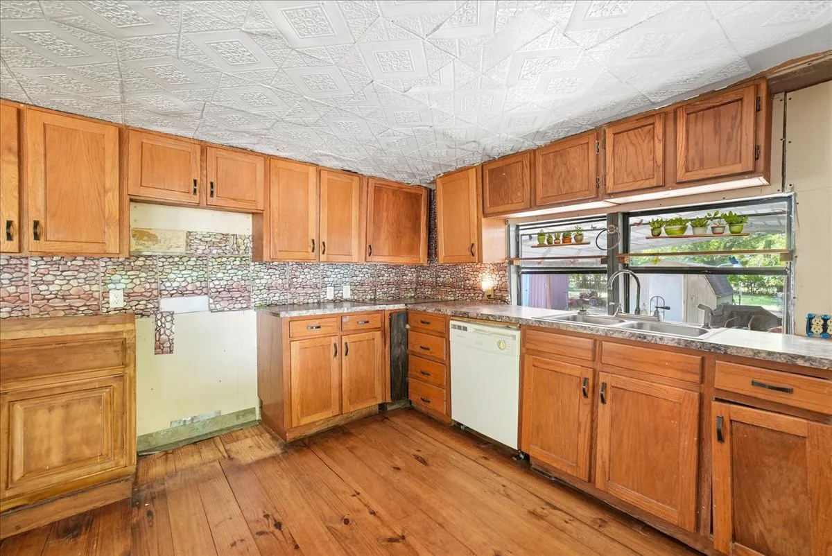 Mobile Home For Sale in Fannin County , 304 W 2nd Street, Dodd City, Texas 75438, 2 Bedroom, 1 Bathroom, Garage spaces, 728 Sqft, built in 2000, Price $87,500, mls#21364776, Real Estate Agent in Dodd City, Homes For Sale in Fannin county, Homes For Sale in Dodd City, Realtor in Dodd City Texas, Real Estate Brokerage Independent Realty Texas, Luminita Cordes Realtor