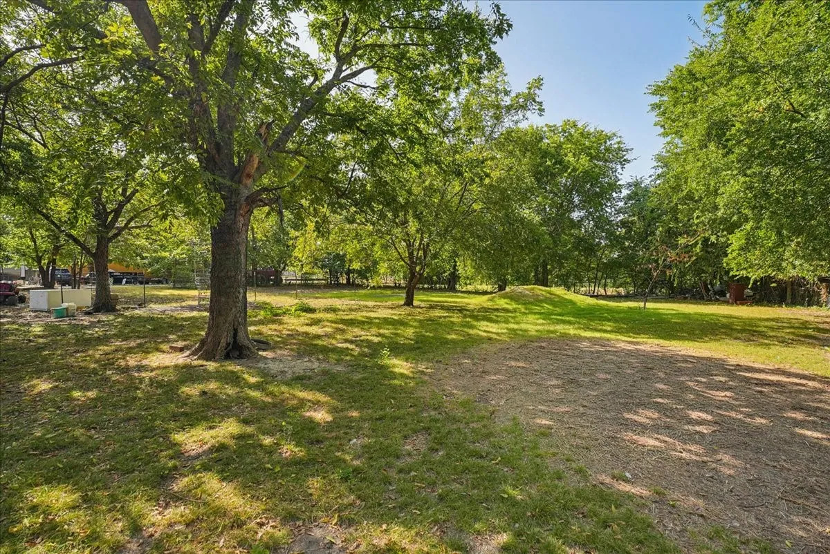 Mobile Home For Sale in Fannin County , 304 W 2nd Street, Dodd City, Texas 75438, 2 Bedroom, 1 Bathroom, Garage spaces, 728 Sqft, built in 2000, Price $87,500, mls#21364776, Real Estate Agent in Dodd City, Homes For Sale in Fannin county, Homes For Sale in Dodd City, Realtor in Dodd City Texas, Real Estate Brokerage Independent Realty Texas, Luminita Cordes Realtor
