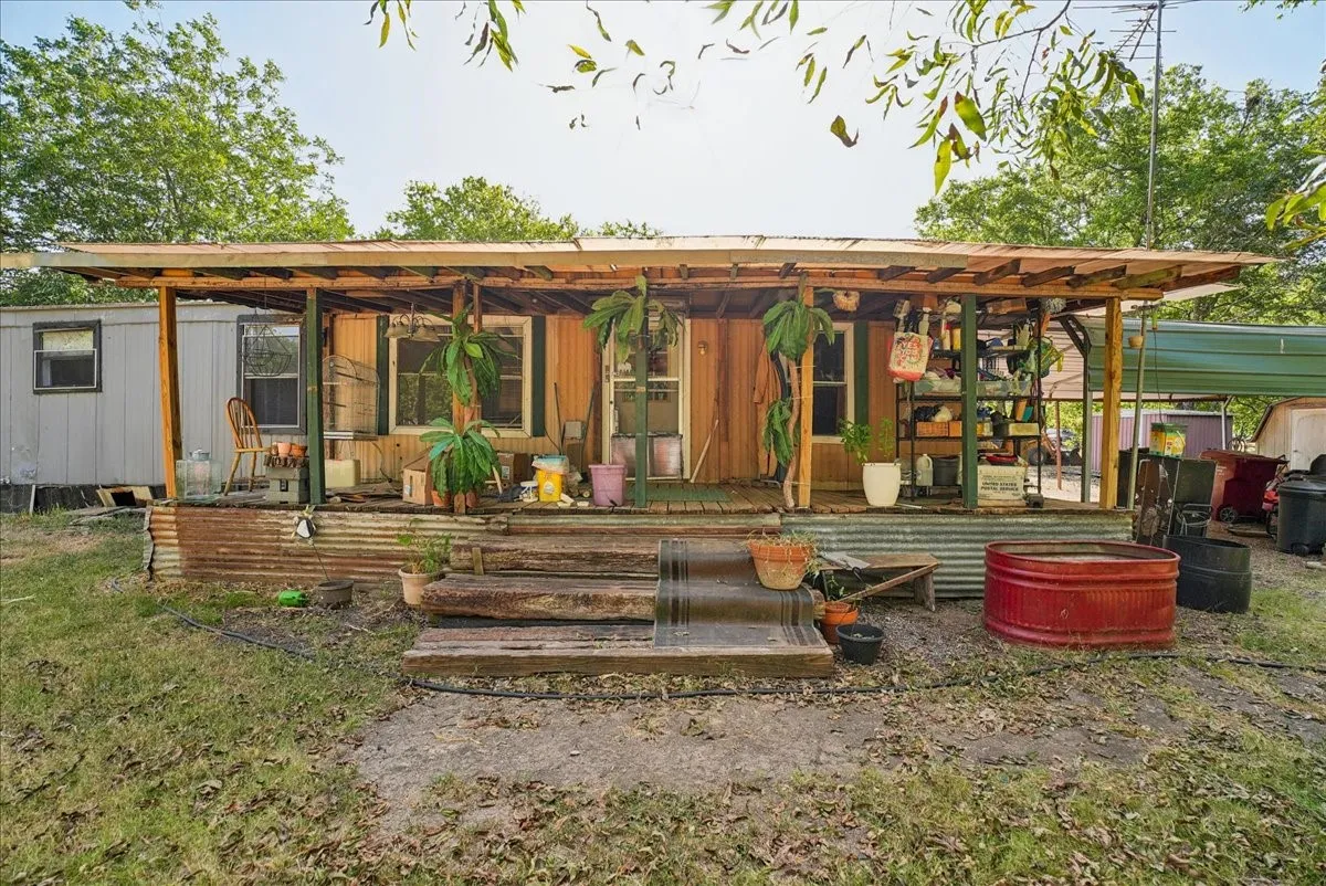 Mobile Home For Sale in Fannin County , 304 W 2nd Street, Dodd City, Texas 75438, 2 Bedroom, 1 Bathroom, Garage spaces, 728 Sqft, built in 2000, Price $87,500, mls#21364776, Real Estate Agent in Dodd City, Homes For Sale in Fannin county, Homes For Sale in Dodd City, Realtor in Dodd City Texas, Real Estate Brokerage Independent Realty Texas, Luminita Cordes Realtor