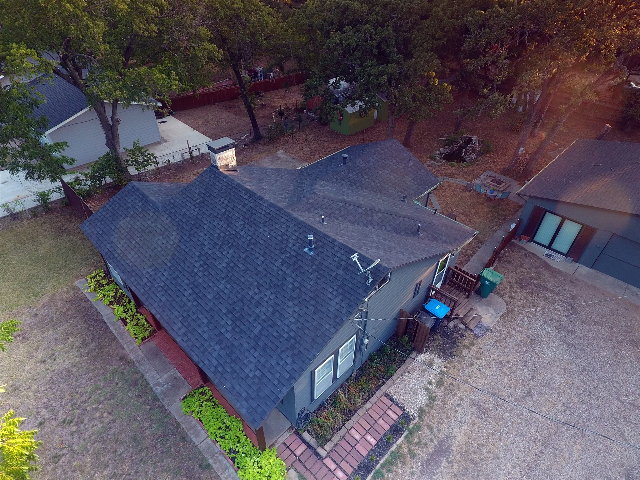 Single Family Residence For Sale in Tarrant County , 1800 Carl Street, Fort Worth, Texas 76103, 2 Bedroom, 2 Bathroom, 2 Garage spaces, 1,182 Sqft, built in 1947, mls#21362521, Real Estate Agent in Fort Worth, Homes For Sale in Tarrant county, Homes For Sale in Fort Worth, Realtor in Fort Worth Texas, Real Estate Brokerage Independent Realty Texas, Luminita Cordes Realtor