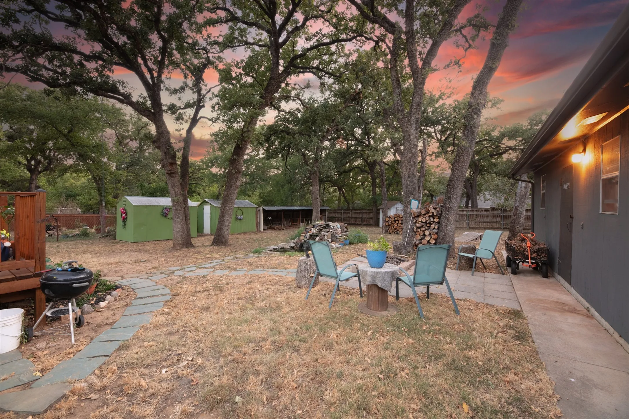Single Family Residence For Sale in Tarrant County , 1800 Carl Street, Fort Worth, Texas 76103, 2 Bedroom, 2 Bathroom, 2 Garage spaces, 1,182 Sqft, built in 1947, mls#21362521, Real Estate Agent in Fort Worth, Homes For Sale in Tarrant county, Homes For Sale in Fort Worth, Realtor in Fort Worth Texas, Real Estate Brokerage Independent Realty Texas, Luminita Cordes Realtor